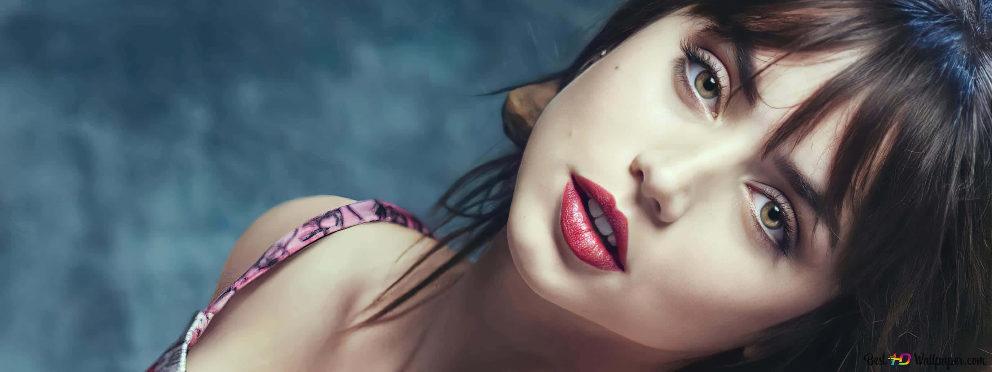 ana de armas 桌布 壁紙 — 一個特寫肖像，一位擁有搶眼紅唇和深色頭髮的女性，背景是帶有情緒的藍色紋理背景。