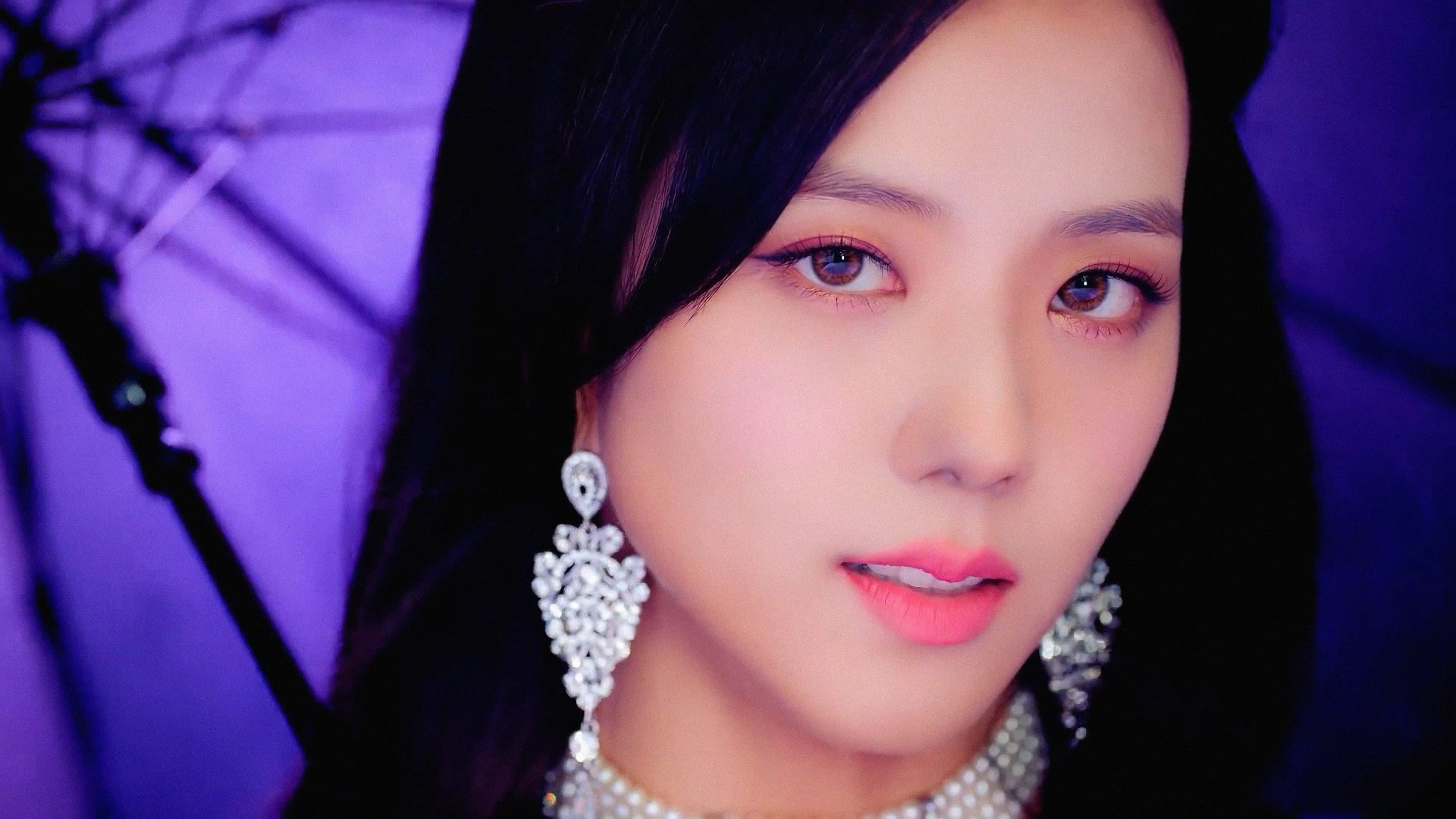 BLACKPINK 桌布 壁紙 — 一個特寫肖像，一位深色頭髮、粉紅嘴唇的女性在紫色燈光下撐著雨傘。