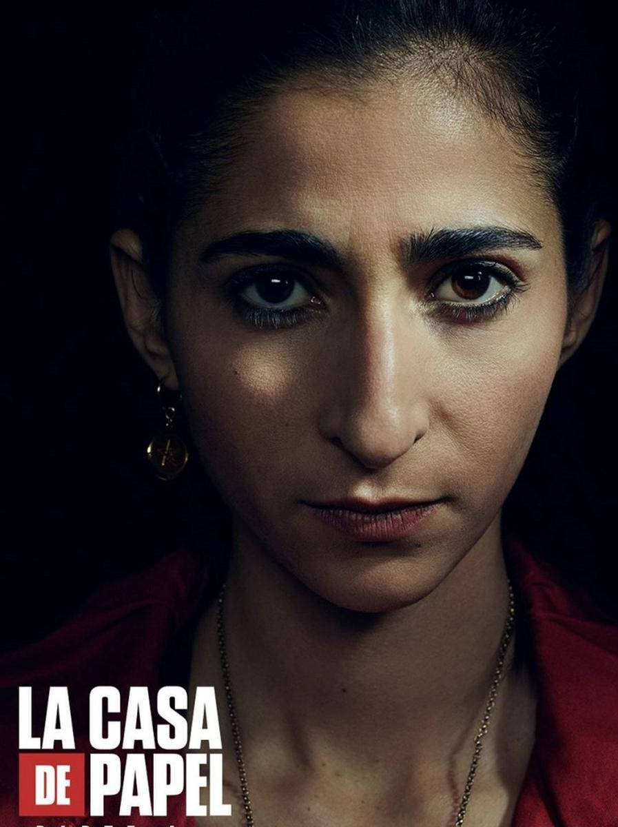 nairobi money heist 桌布 壁紙 — 一個特寫肖像，一位眼神銳利、黑髮的女性，在黑色背景下穿著紅色上衣和金色珠寶。