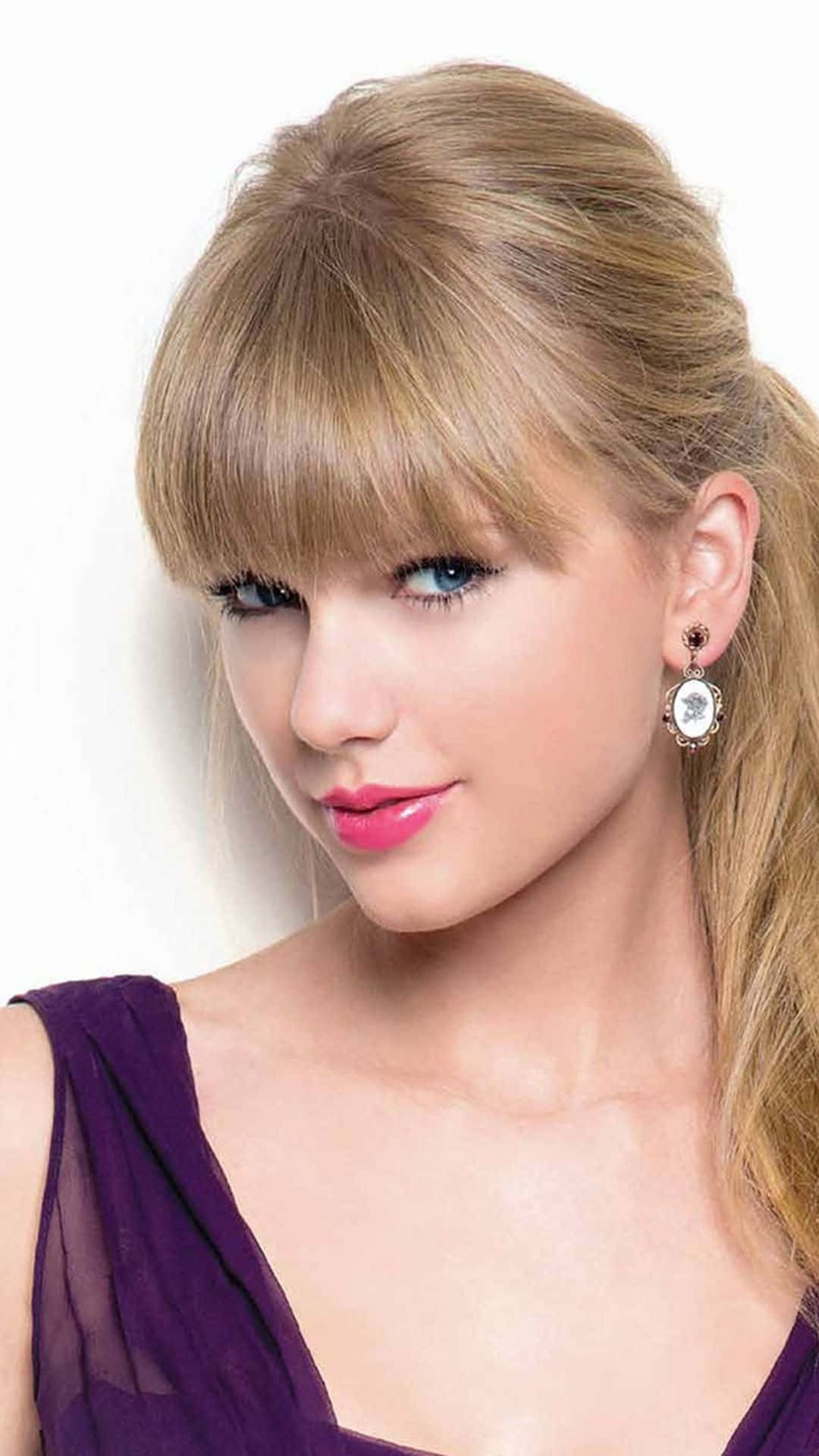 Singer 桌布 壁紙 — 一個特寫肖像，一位金髮藍眼的女性穿著紫色連衣裙和華麗耳環，背景為白色。
