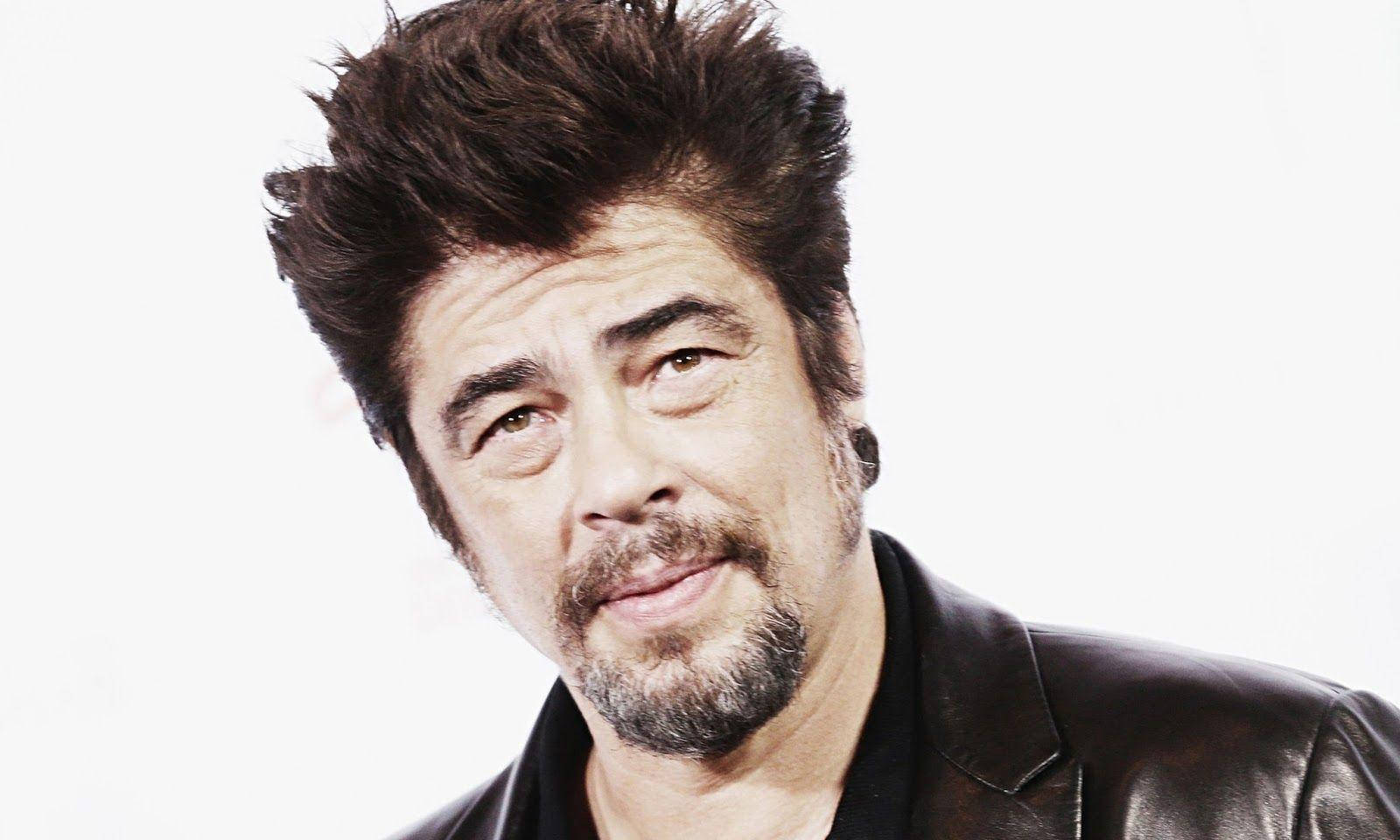 Celebrity 桌布 壁紙 — 一個特寫肖像，一個頭髮凌亂、留著鬍鬚的男人，穿著黑色皮夾克，背景為白色。