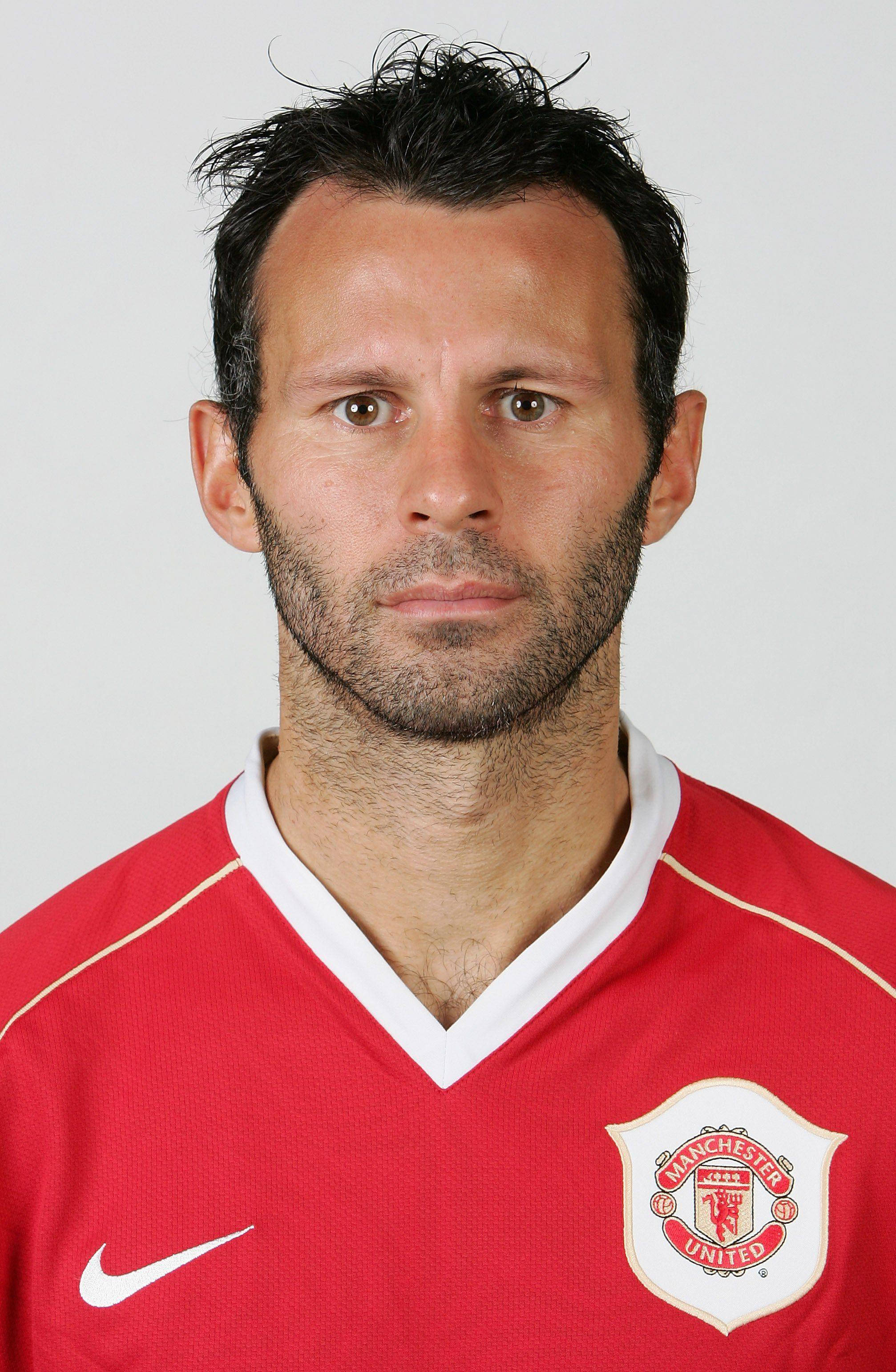 Ryan Giggs 桌布 壁紙 — 一個特寫肖像，一名深色頭髮、鬍渣的男子穿著紅色曼聯足球球衣，背景為純白色。