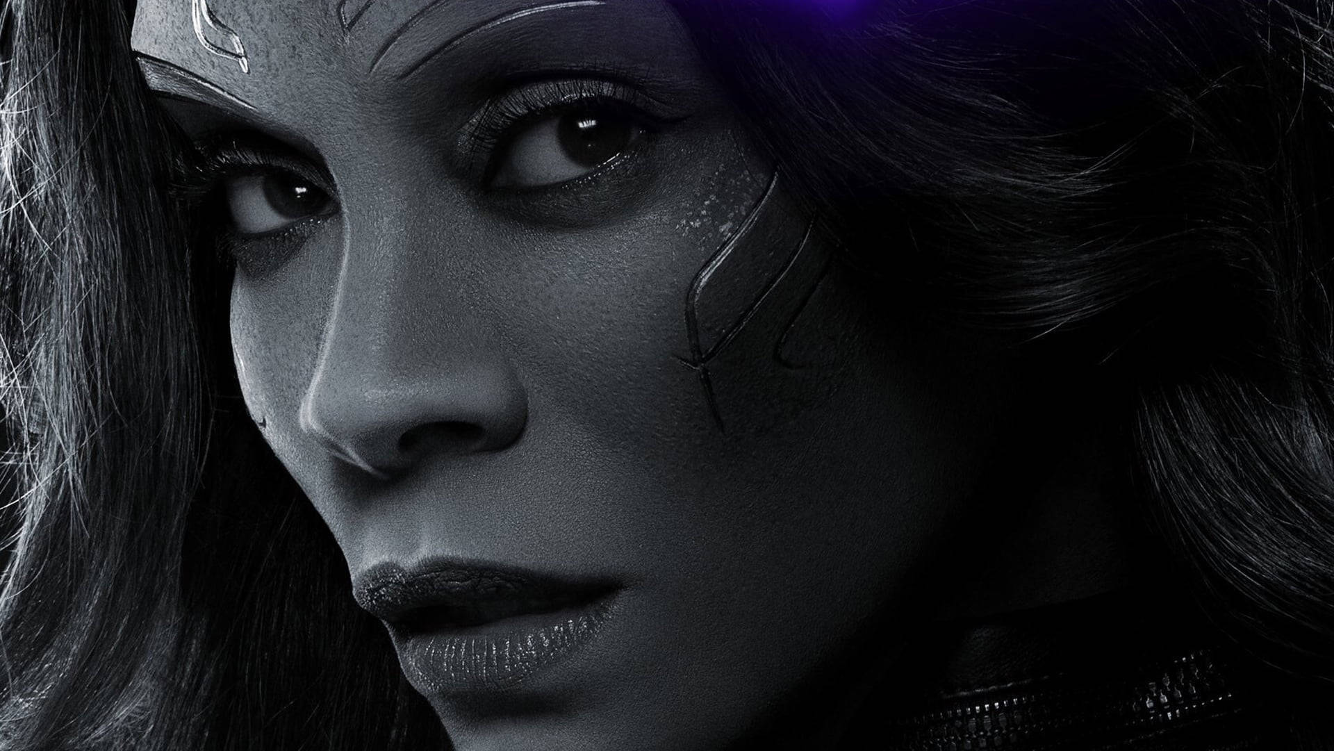 Zoe Saldana 桌布 壁紙 — 一個特寫鏡頭，一位深色頭髮、紫色發光眼睛的女性，戴著一個帶有複雜設計的金屬頭盔。