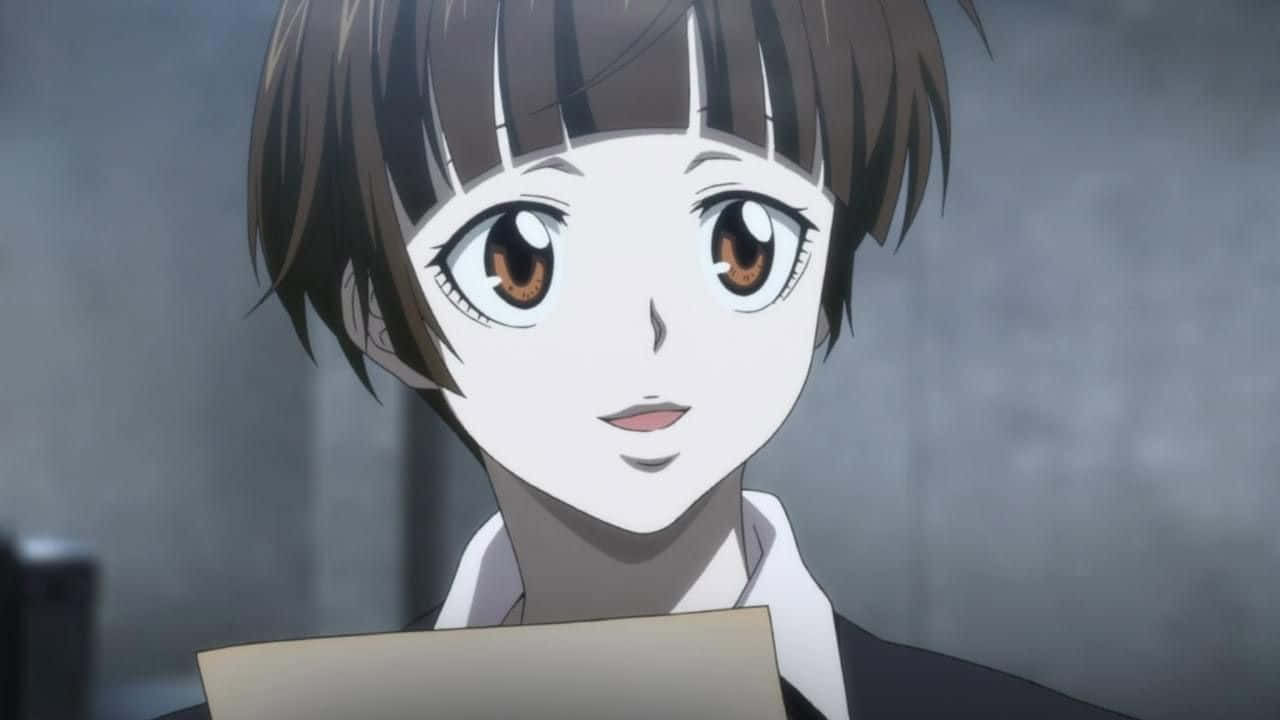 Akane Tsunemori 桌布 壁紙 — 一個特寫鏡頭，一位短棕髮、大眼睛的動漫女孩在灰色背景前拿著一張紙。