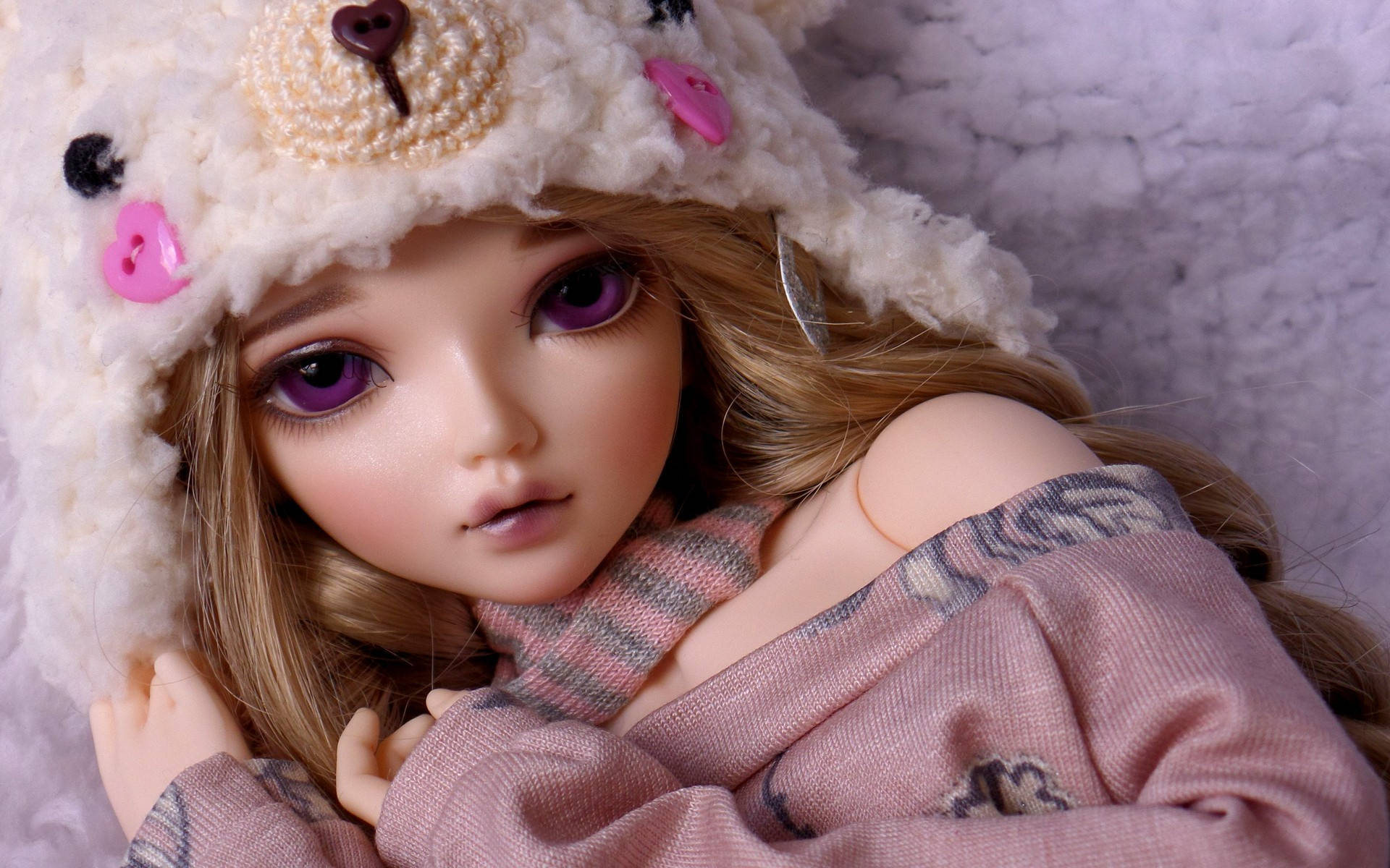 Doll 桌布 壁紙 — 一個特寫鏡頭，一個擁有紫色大眼睛的洋娃娃，戴著一頂毛茸茸的白色熊帽，帽子上有粉紅色的鈕扣耳朵。