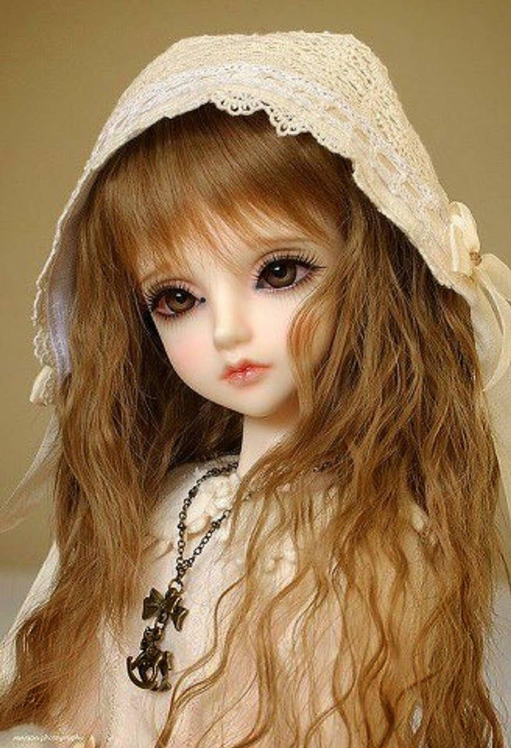 Doll 桌布 壁紙 — 一個特寫鏡頭，一個擁有長長波浪棕色頭髮的娃娃，戴著蕾絲帽和十字架項鍊。