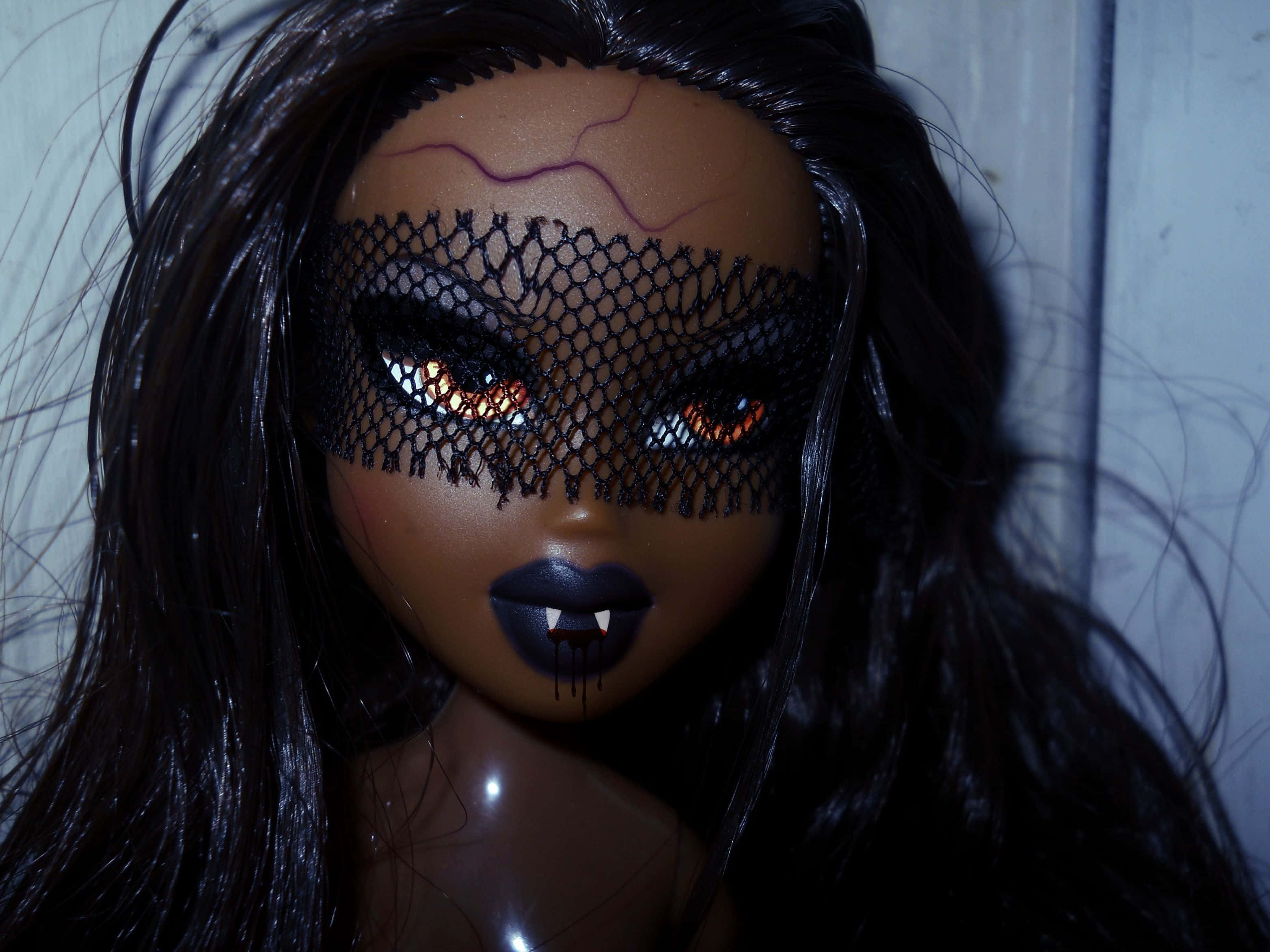 Bratz Dolls 桌布 壁紙 — 一個特寫鏡頭，一個深色頭髮、發光眼睛、臉上覆蓋黑色網狀物、尖牙滴血的娃娃。