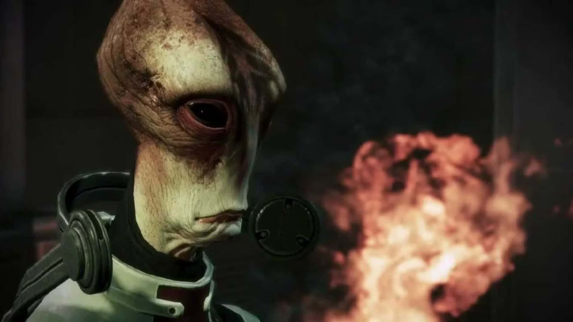 Mordin Solus 桌布 壁紙 — 一個特寫鏡頭，一個皺紋外星人，有大大的黑色眼睛，在昏暗的環境中呼出一縷橙色火焰。