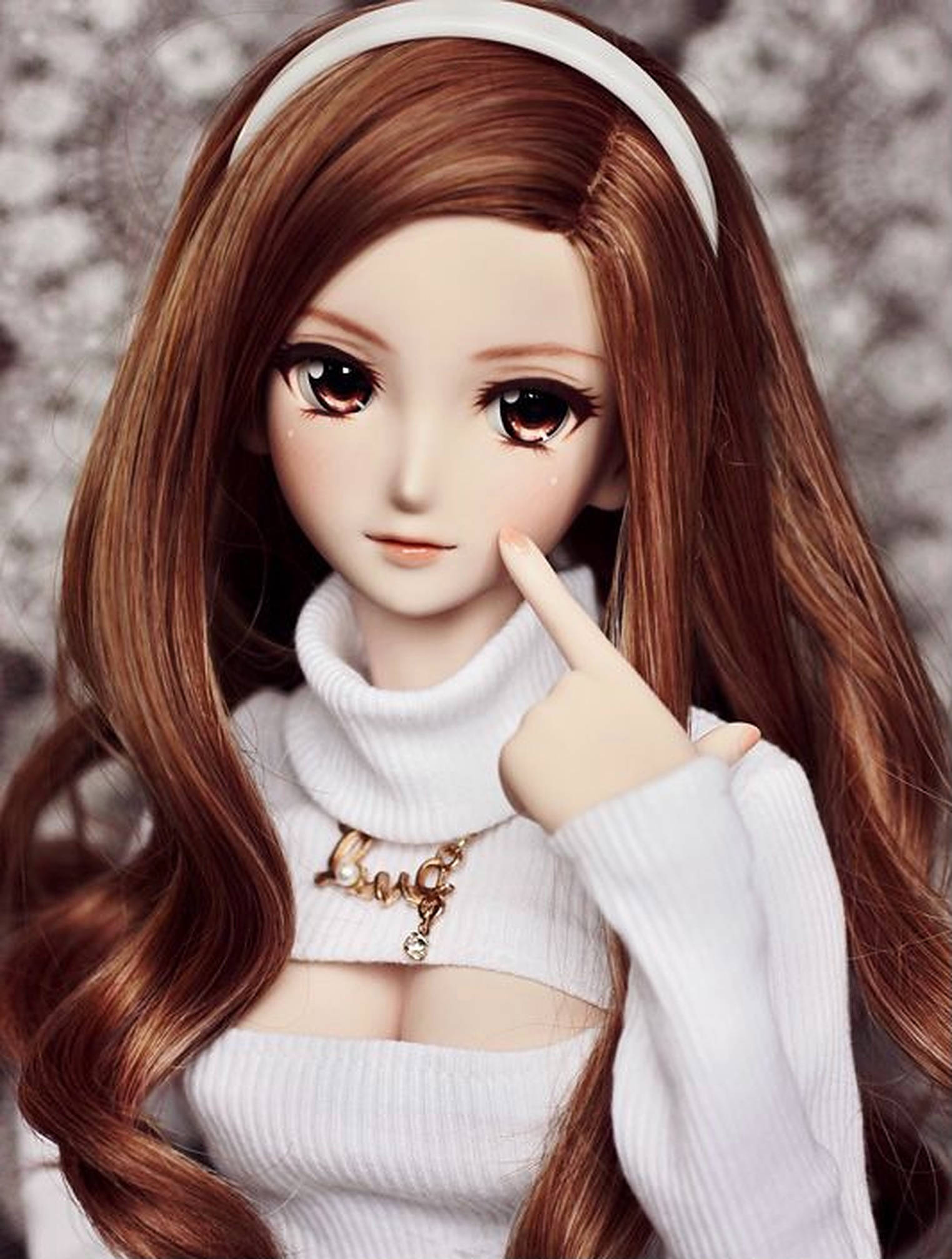 Doll 桌布 壁紙 — 一個特寫鏡頭，一個長長棕色頭髮、戴著白色頭帶的洋娃娃，穿著白色高領毛衣，輕輕觸碰臉頰。