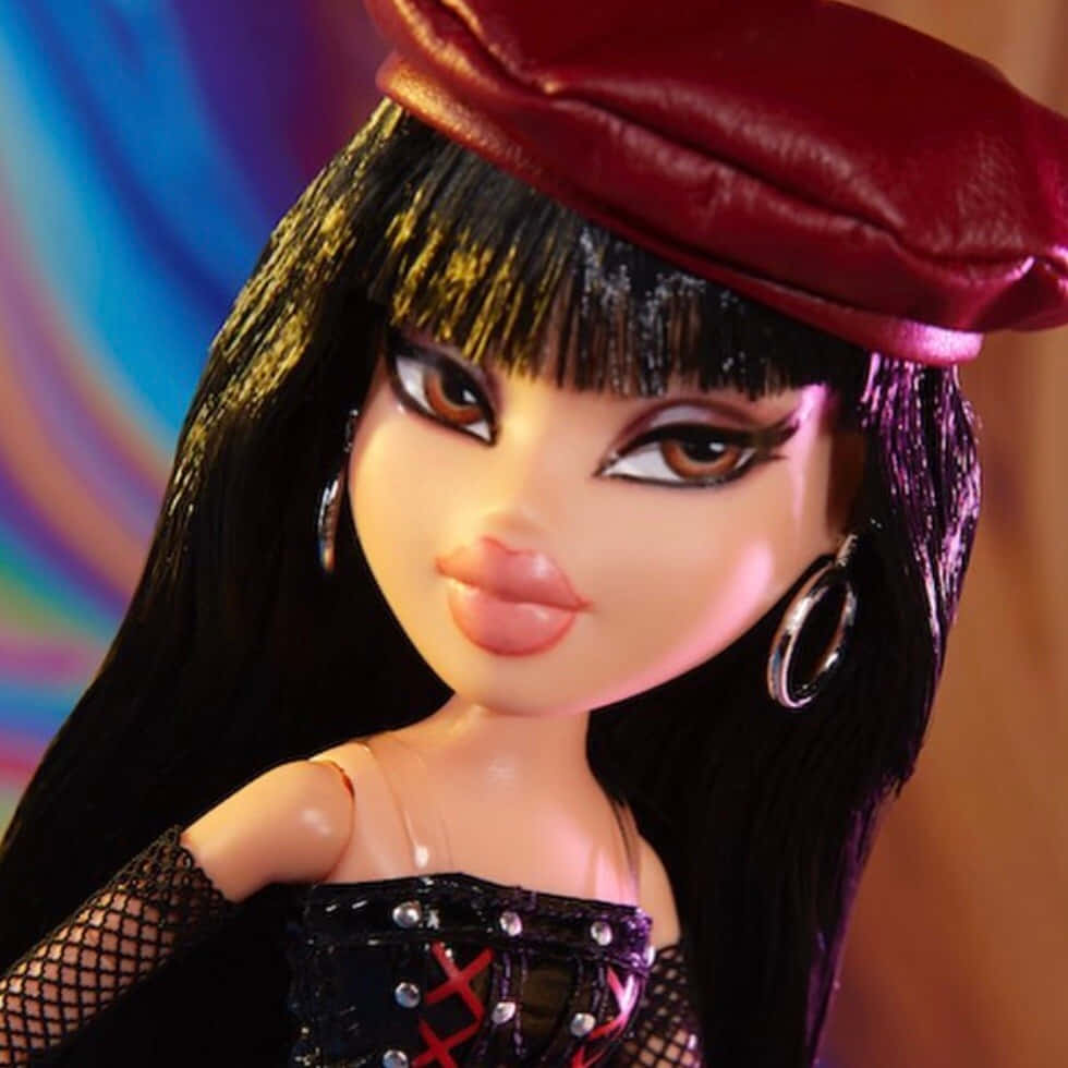 Bratz 桌布 壁紙 — 一個特寫鏡頭，一個長黑髮的玩偶戴著紅色貝雷帽，穿著黑色漁網服裝，背景是色彩繽紛的漩渦。
