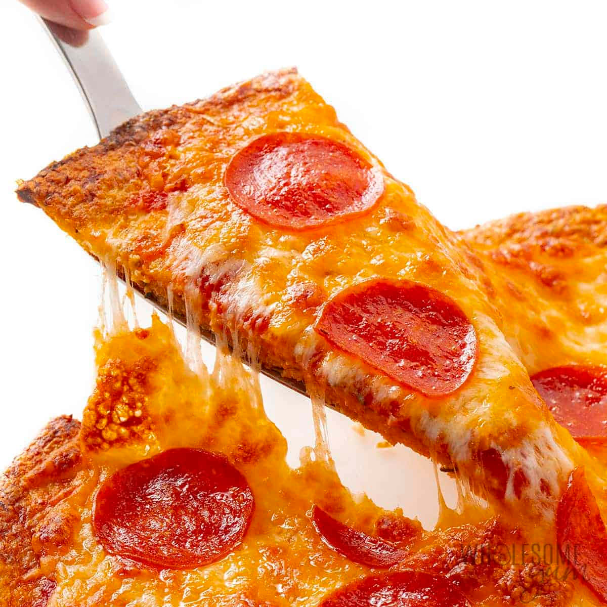 Pizza 桌布 壁紙 — 一個特寫鏡頭，一片義大利辣香腸披薩被拿起，起司在白色背景前戲劇性地拉絲。