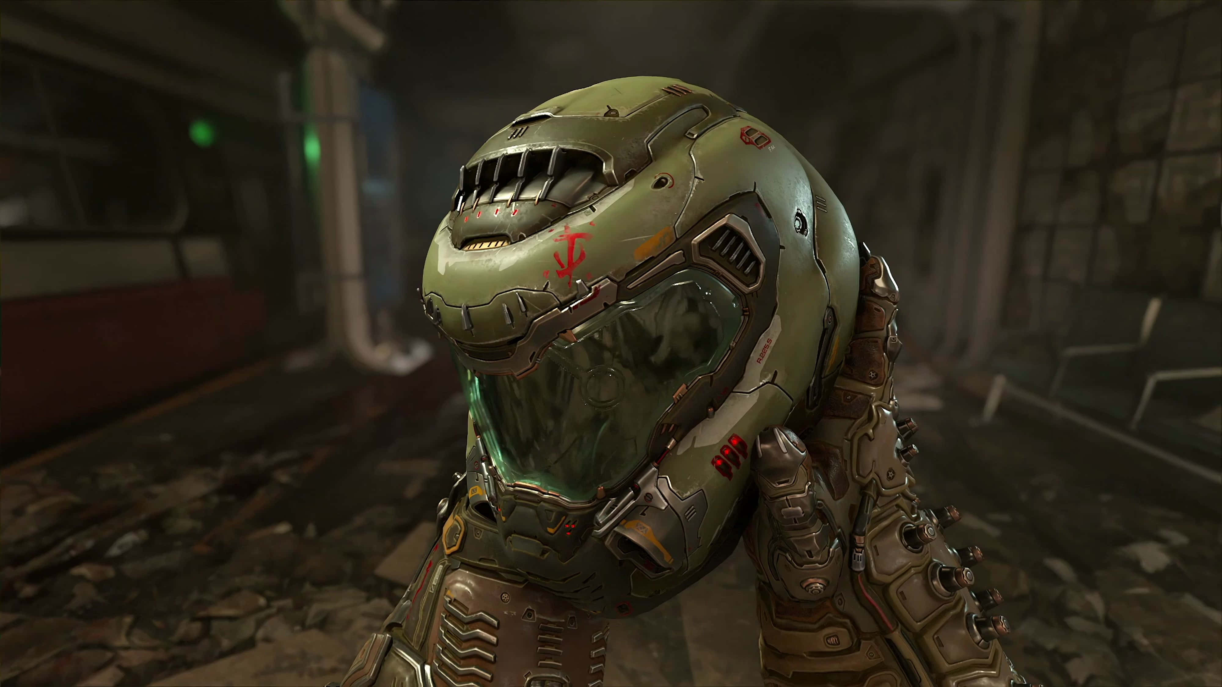 Doom Eternal 4K 桌布 壁紙 — 一個特寫鏡頭，一隻戴著手套的手在廢棄的地鐵站中拿著一個帶有紅色標記的綠色裝甲頭盔。