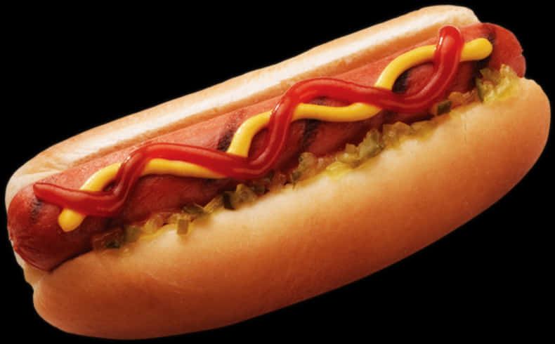 Hot Dog 桌布 壁紙 — 一個特寫鏡頭，展示一個放在軟麵包上的烤熱狗，上面有鋸齒狀的番茄醬和芥末，背景為黑色。
