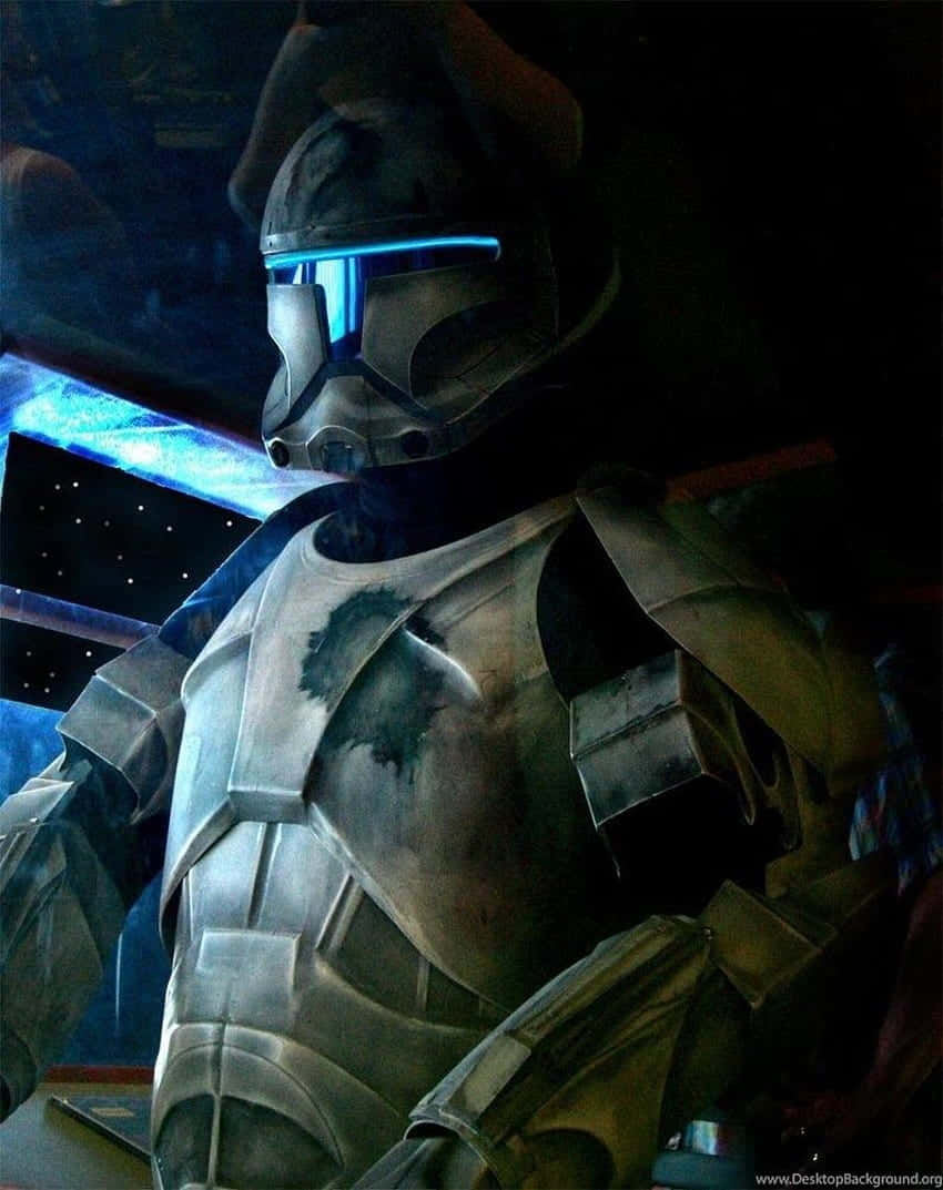 Republic Commando 桌布 壁紙 — 一個特寫鏡頭，展示一名身穿戰損裝甲、帶有發光藍色護目鏡的克隆人士兵，背景是繁星點點的太空。