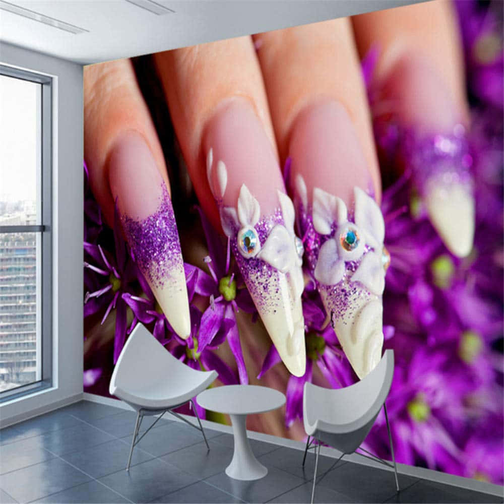 Nail 桌布 壁紙 — 一個特寫鏡頭，展示了裝飾精美、帶有亮粉和花卉點綴的紫色和白色指甲，主導了現代房間的壁紙。