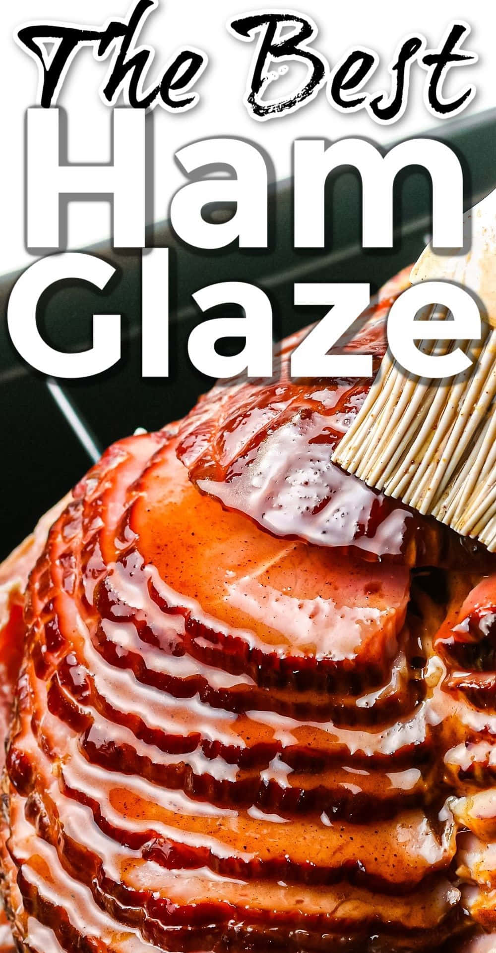 Black Forest Ham 桌布 壁紙 — 一個特寫鏡頭，展示正在用塗抹刷將閃亮甜醬刷在釉面火腿上的過程。