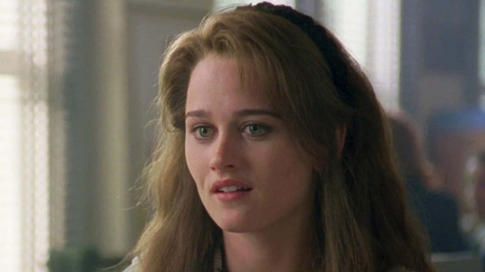 Robin Tunney 桌布 壁紙 — 一個特寫鏡頭，捕捉一位棕色頭髮、綠色眼睛的女性，帶著沉思的表情望向鏡頭外。