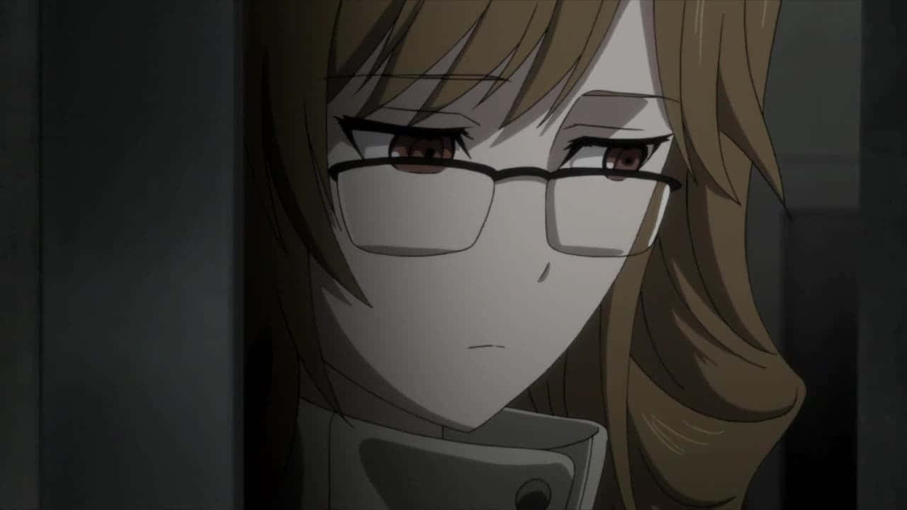 Moeka Kiryu 桌布 壁紙 — 一個特寫鏡頭，棕髮動漫女孩戴著眼鏡，在昏暗的房間裡低頭，表情嚴肅。