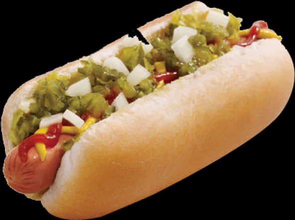 Hot Dog 桌布 壁紙 — 一個特寫鏡頭，熱狗放在軟麵包上，配上調味醬、洋蔥、番茄醬和芥末，背景為黑色。