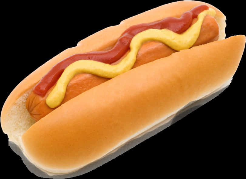Hot Dog 桌布 壁紙 — 一個特寫鏡頭，顯示一個熱狗放在軟麵包上，上面有鋸齒狀的番茄醬和芥末，背景為黑色。