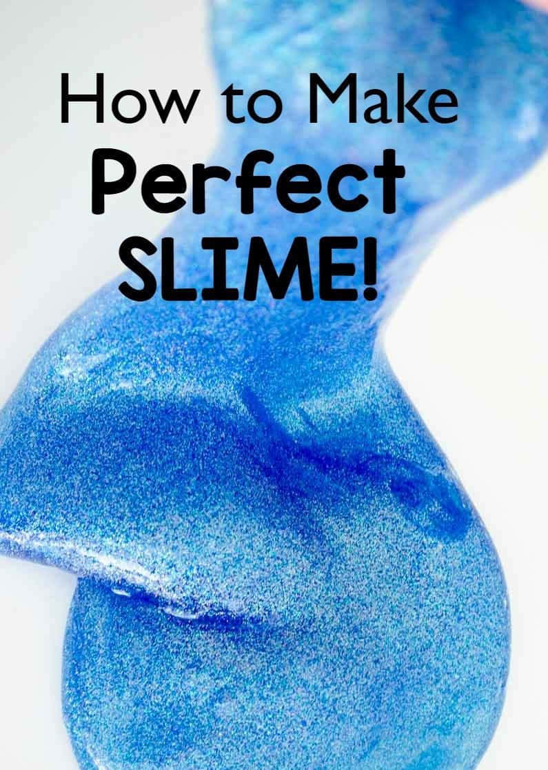 slime 桌布 壁紙 — 一個特寫鏡頭，顯示一塊有光澤的藍色亮粉黏膠在白色背景上拉伸，並帶有粗體文字疊加。