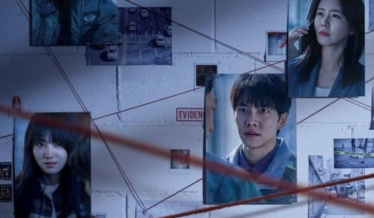 kdrama 桌布 壁紙 — 一個犯罪現場調查板，上面用紅色繩子連接人物和地點的照片，固定在白色磚牆上。