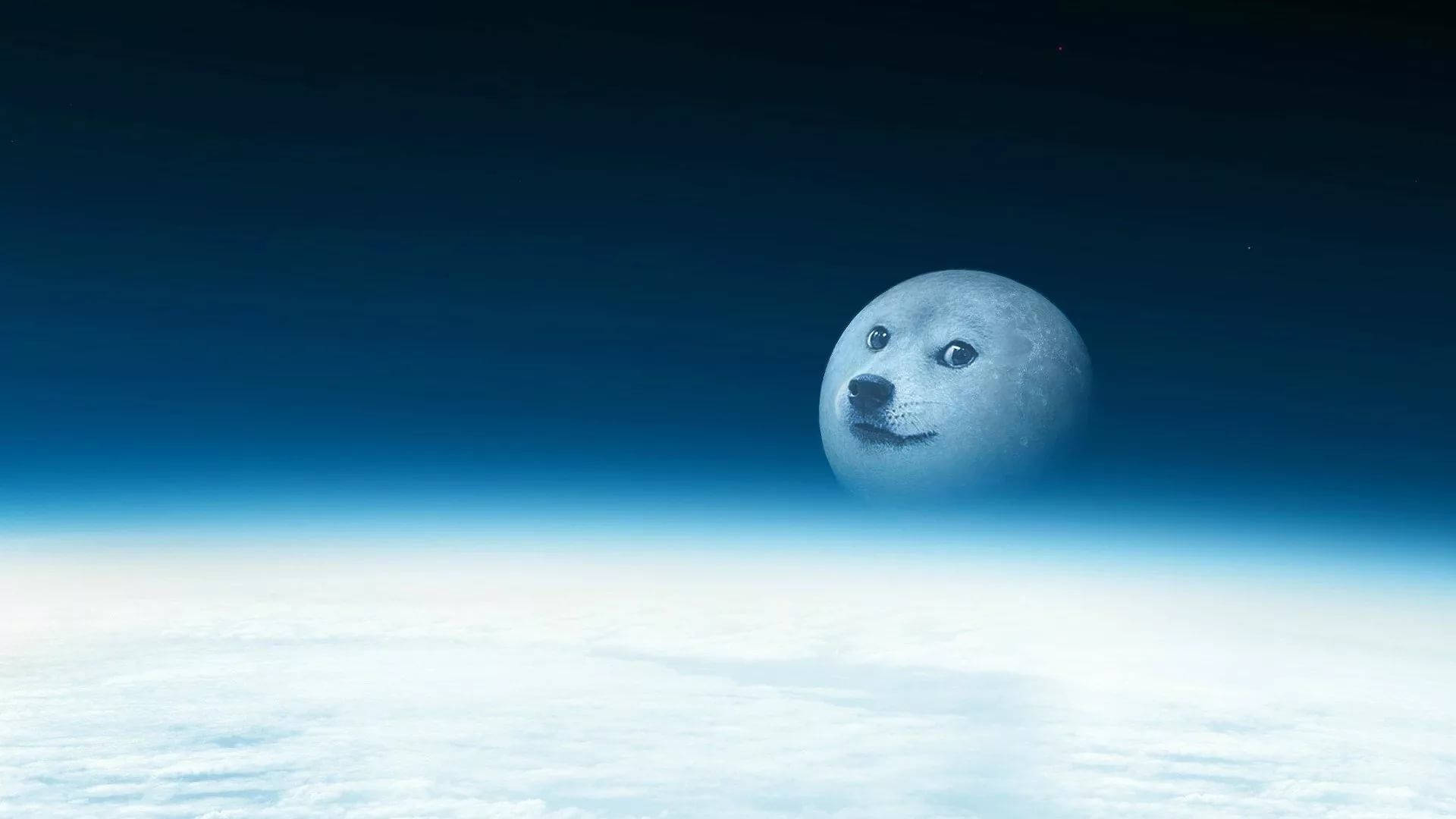meme 桌布 壁紙 — 一個狗狗迷因臉取代了地球雲層上方的月亮，形成超現實的太空場景。