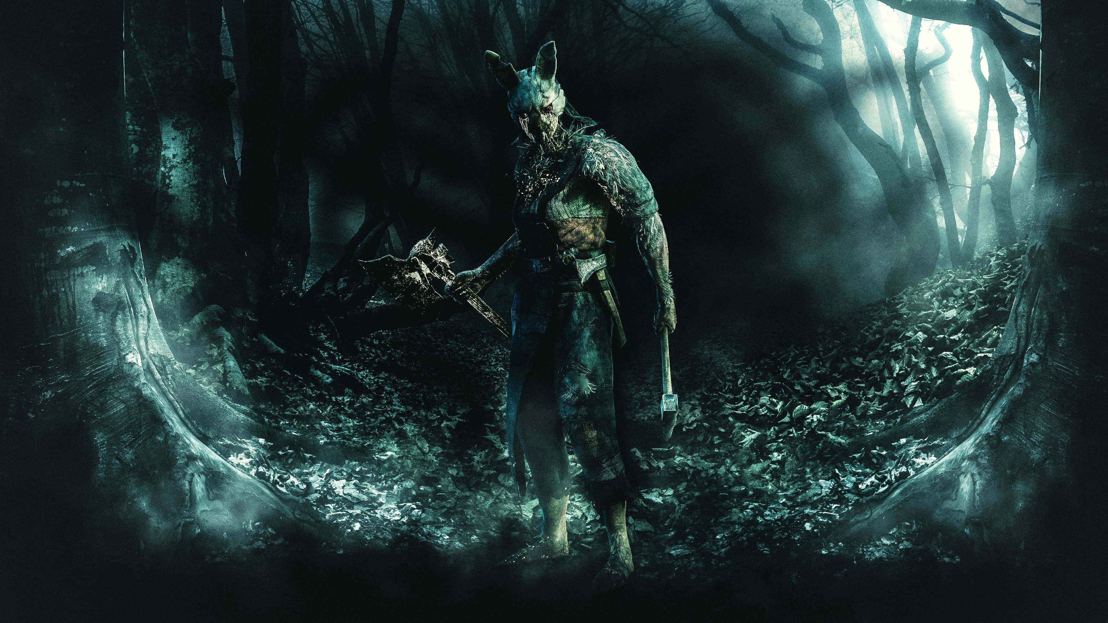 Dead By Daylight Killers 桌布 壁紙 — 一個狼頭怪物戰士站在迷霧籠罩的黑暗森林中，在詭異的光芒下手持武器。