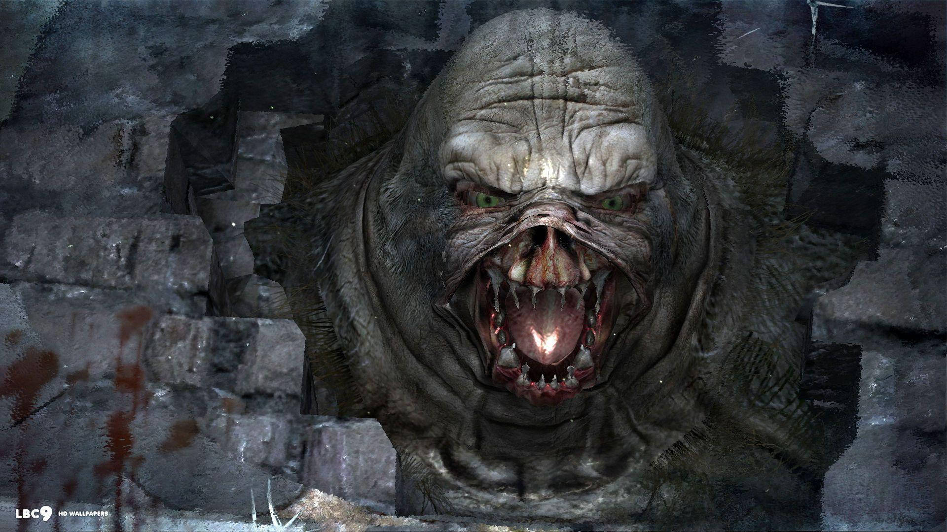 4K Metro 2033 桌布 壁紙 — 一個猙獰的怪物面孔，有著發光的綠色眼睛和鋒利的牙齒，從破碎的石牆中衝出。