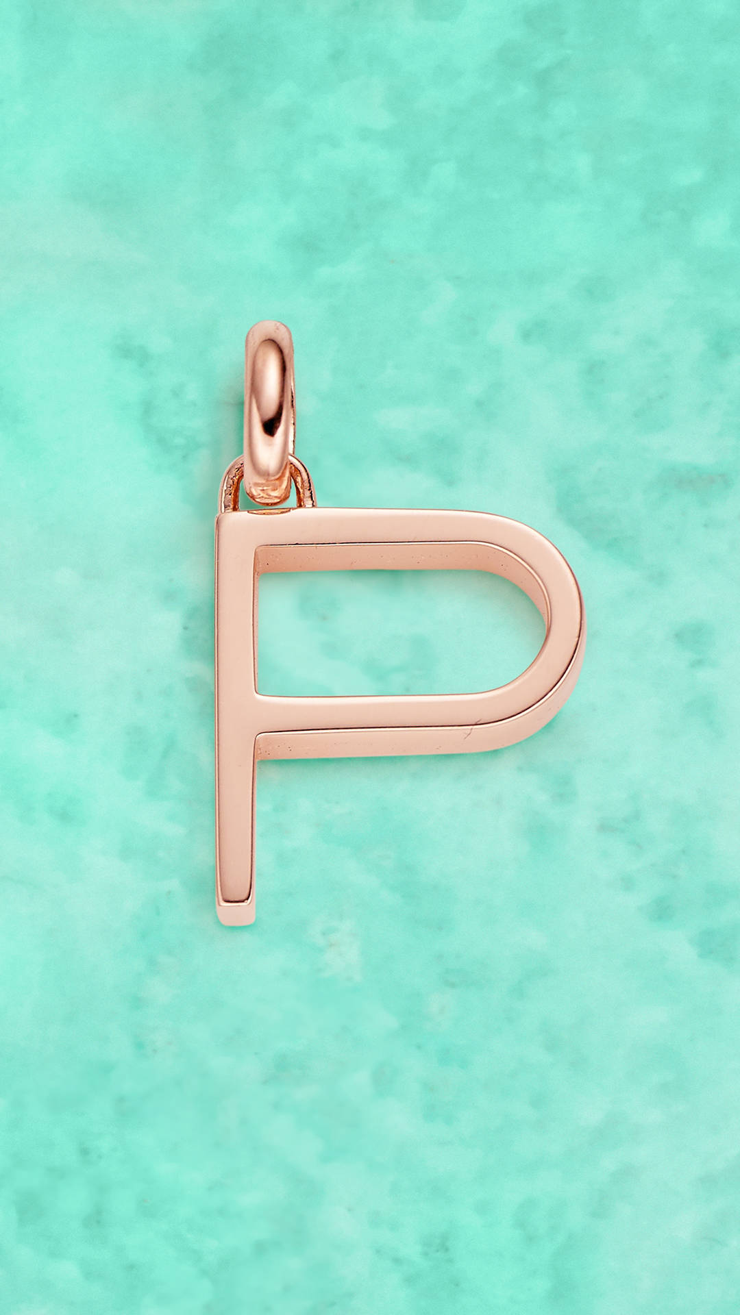 Letter P 桌布 壁紙 — 一個玫瑰金字母P吊飾放在紋理薄荷綠大理石表面上。