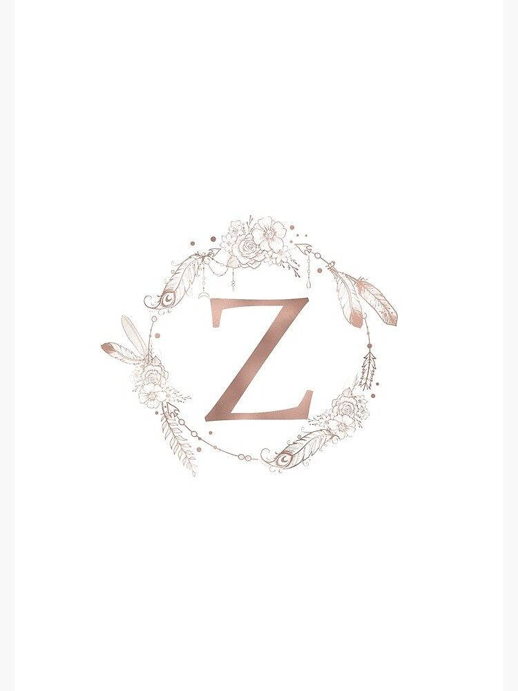 Z 桌布 壁紙 — 一個玫瑰金色字母Z，被精緻的花卉和羽毛花環環繞，背景為白色。