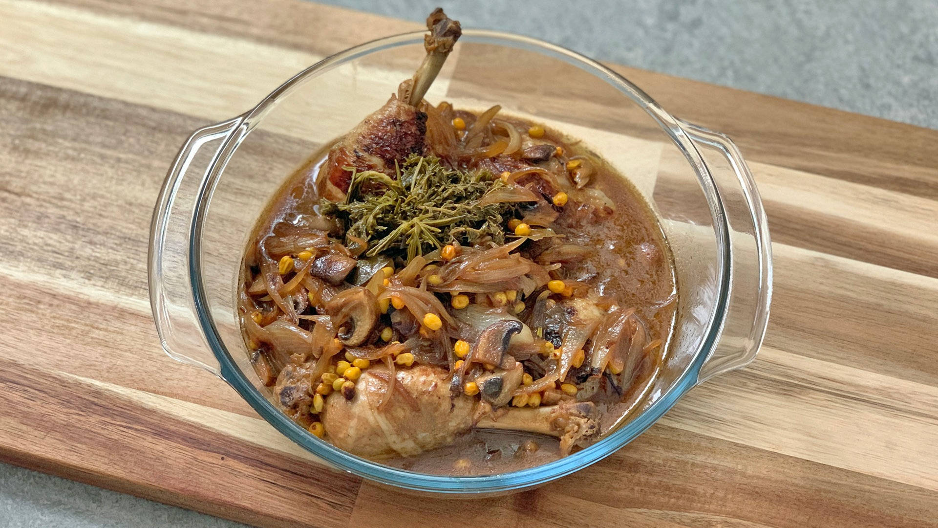 Food Photography 桌布 壁紙 — 一個玻璃碗盛載著豐富的雞肉燉菜，配以蘑菇、洋蔥和香草，放在木砧板上。