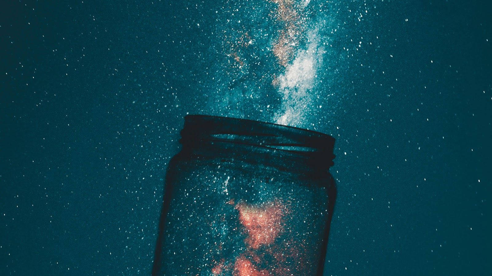 太空美學動圖 桌布 壁紙 — 一個玻璃罐，裝滿旋轉的宇宙塵埃，背景是深藍綠色的星空。