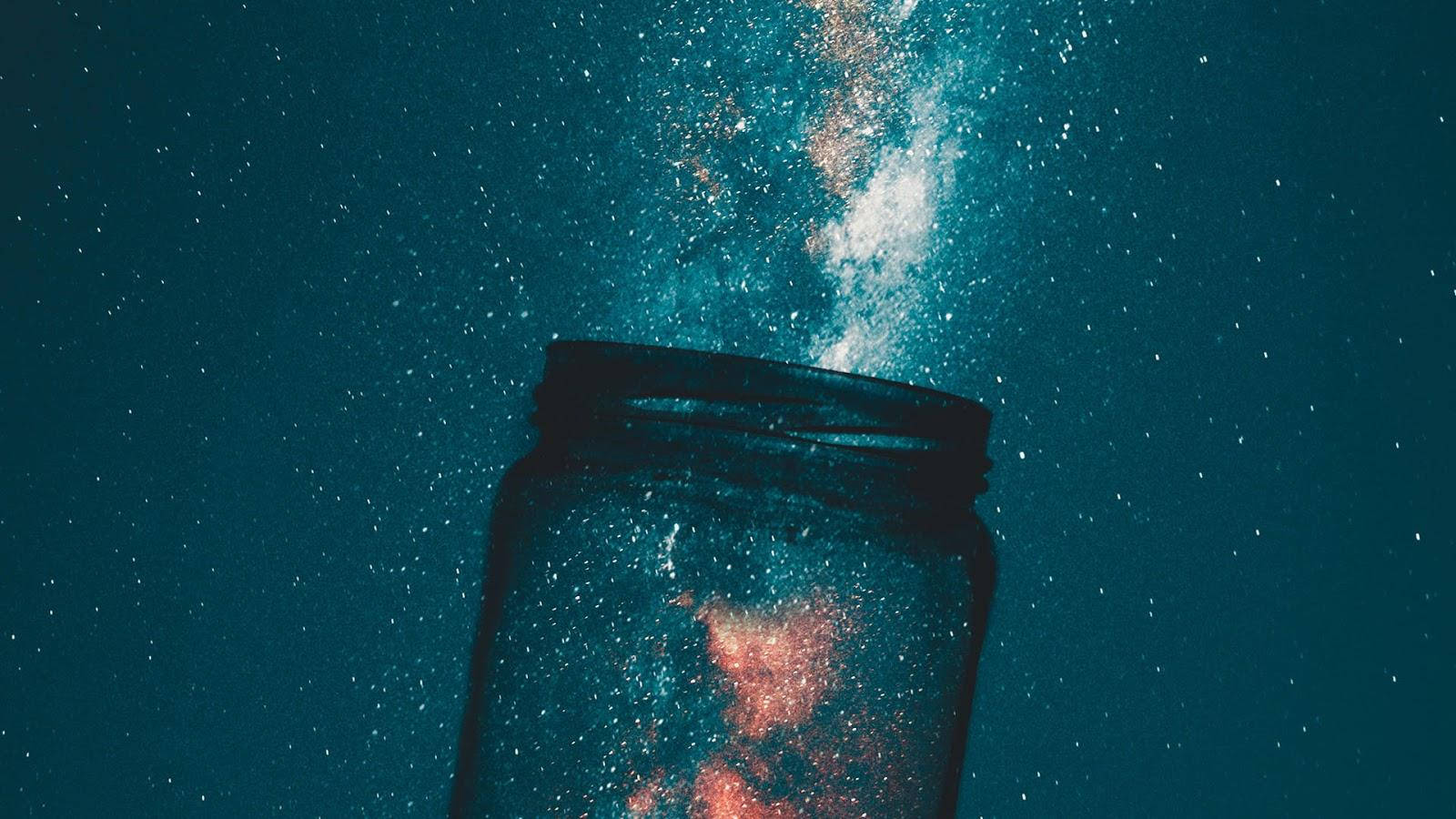 一個裝有發光宇宙塵埃的罐子，背景是星空藍綠色。