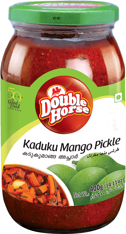 醃黃瓜 桌布 壁紙 — 一個玻璃罐裝滿鮮紅色芒果醃菜，標籤為Double Horse，綠色蓋子，多語言文字。