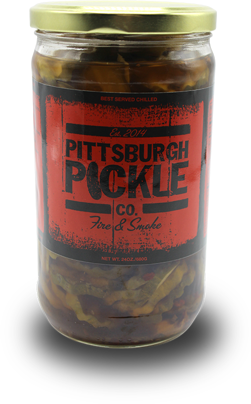 醃黃瓜 桌布 壁紙 — 一個玻璃罐裝的 Pittsburgh Pickle Co. 火與煙燻泡菜，金色蓋子和紅色標籤，黑色背景。