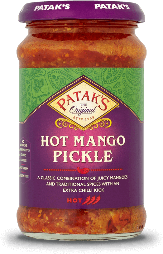 醃黃瓜 桌布 壁紙 — 一個玻璃罐裝的Patak's Hot Mango Pickle，內含鮮豔的紅橙色內容物，帶有紫綠色標籤，背景為黑色。
