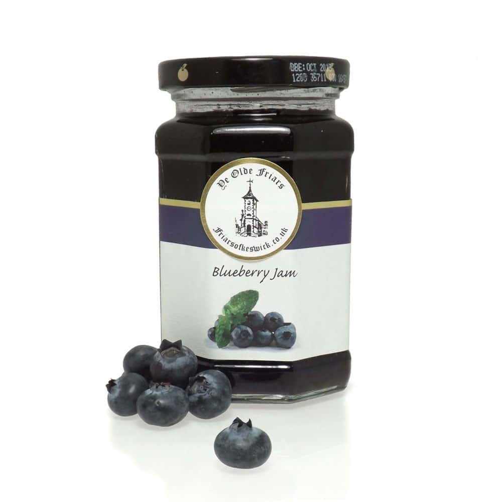 Blueberry Jam 桌布 壁紙 — 一個玻璃罐裝的藍莓果醬，旁邊放著新鮮藍莓和薄荷，背景為白色。