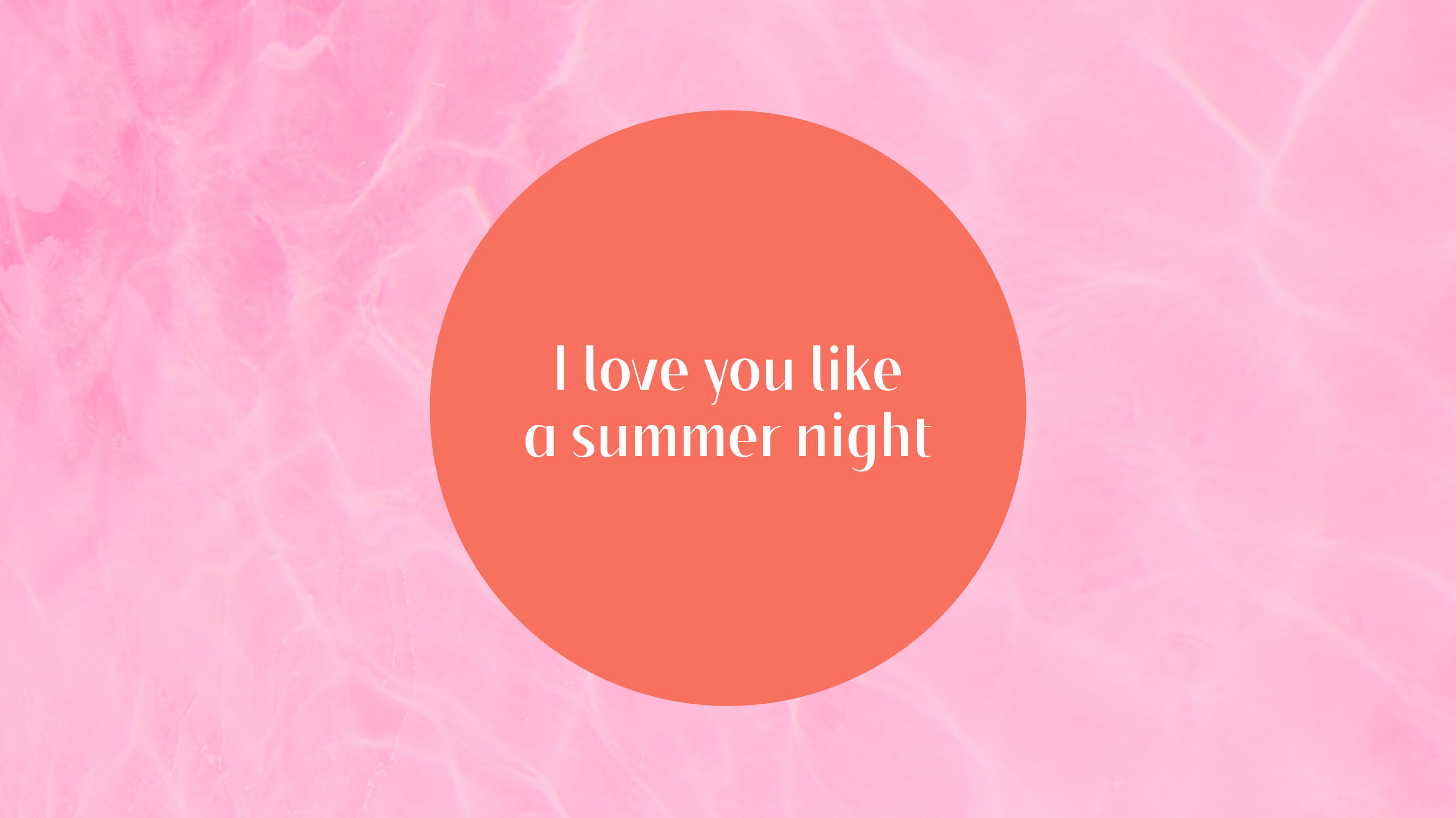愛情語錄 桌布 壁紙 — 一個珊瑚色圓圈，上面有白色文字寫著「I love you like a summer night」，漂浮在粉紅色水波紋背景上。