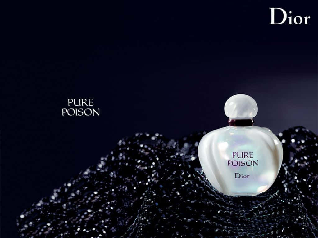 Dior 動態 桌布 壁紙 — 一個珍珠白色的Dior Pure Poison香水瓶在深藍色背景上的黑色亮粉床上閃閃發光。