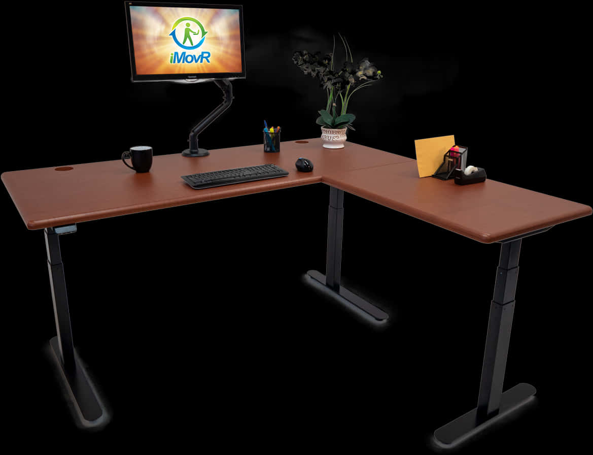Desk 桌布 壁紙 — 一個現代L形站立式辦公桌，配有顯示器、鍵盤、滑鼠、杯子和蘭花，背景為黑色。