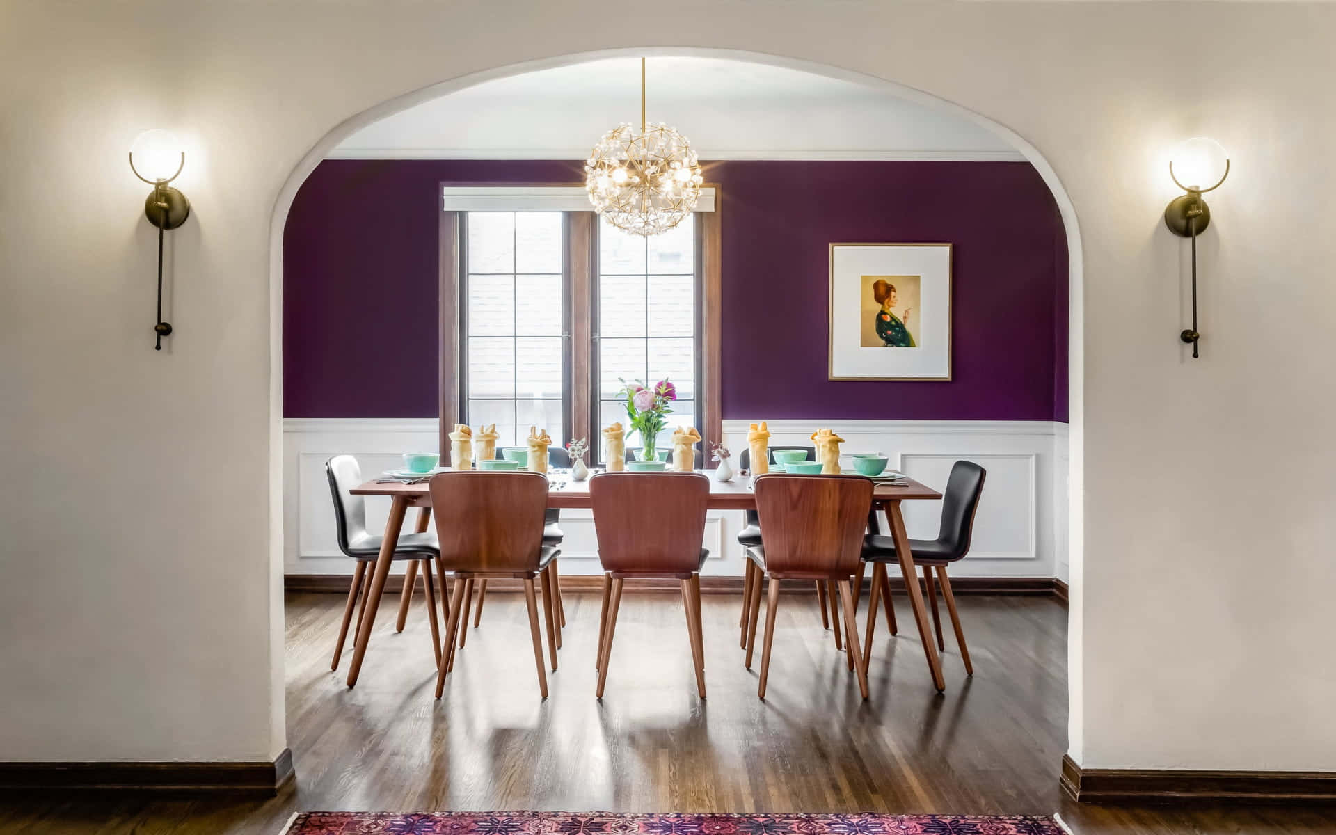 Dining Room 桌布 壁紙 — 一個現代化的飯廳，設有深紫色特色牆、木製餐桌椅和拱形入口下的水晶吊燈。