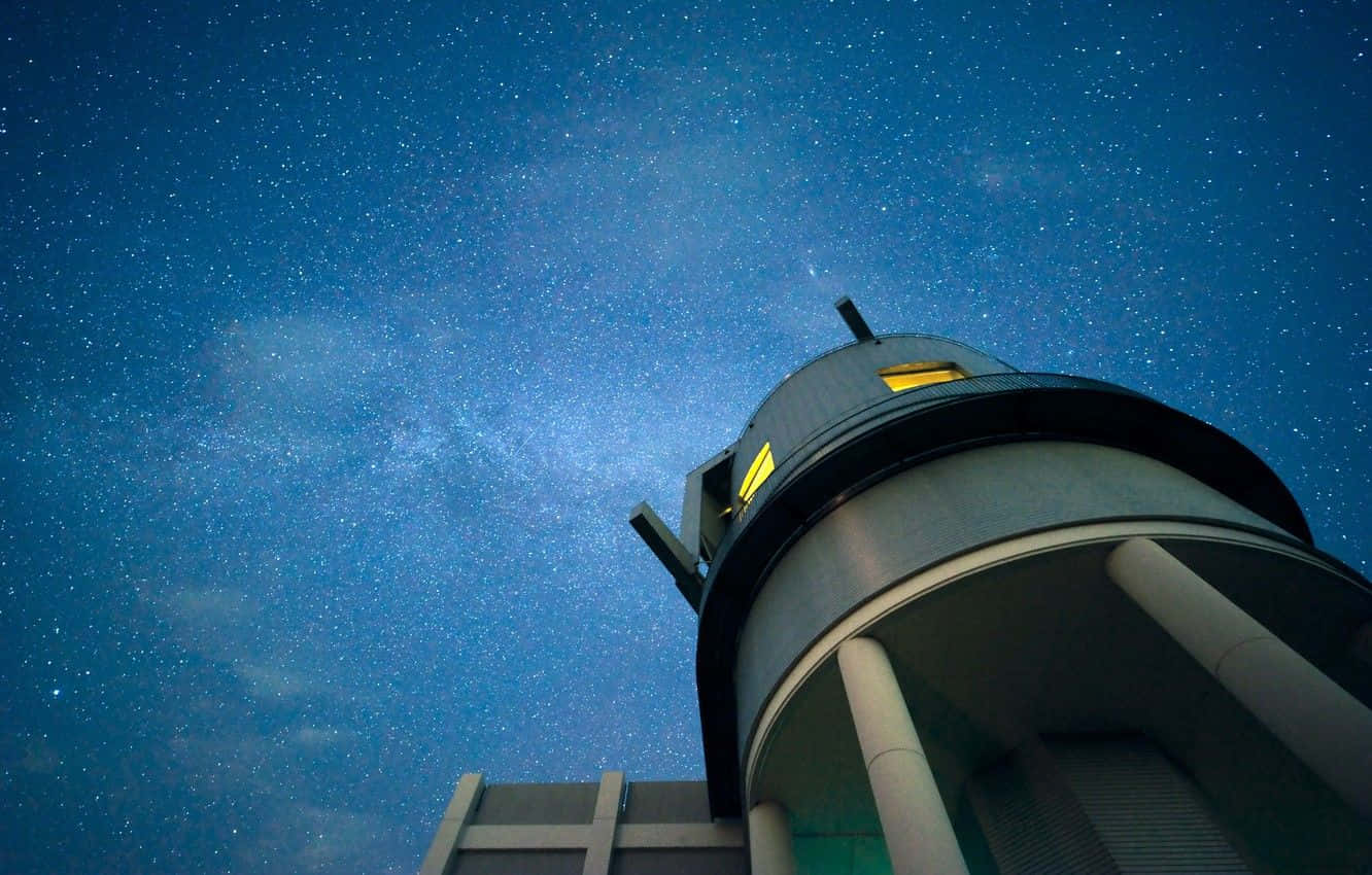 Space Observation 桌布 壁紙 — 一個現代天文台圓頂聳立在令人嘆為觀止的星空夜空下，充滿了銀河系的發光帶。