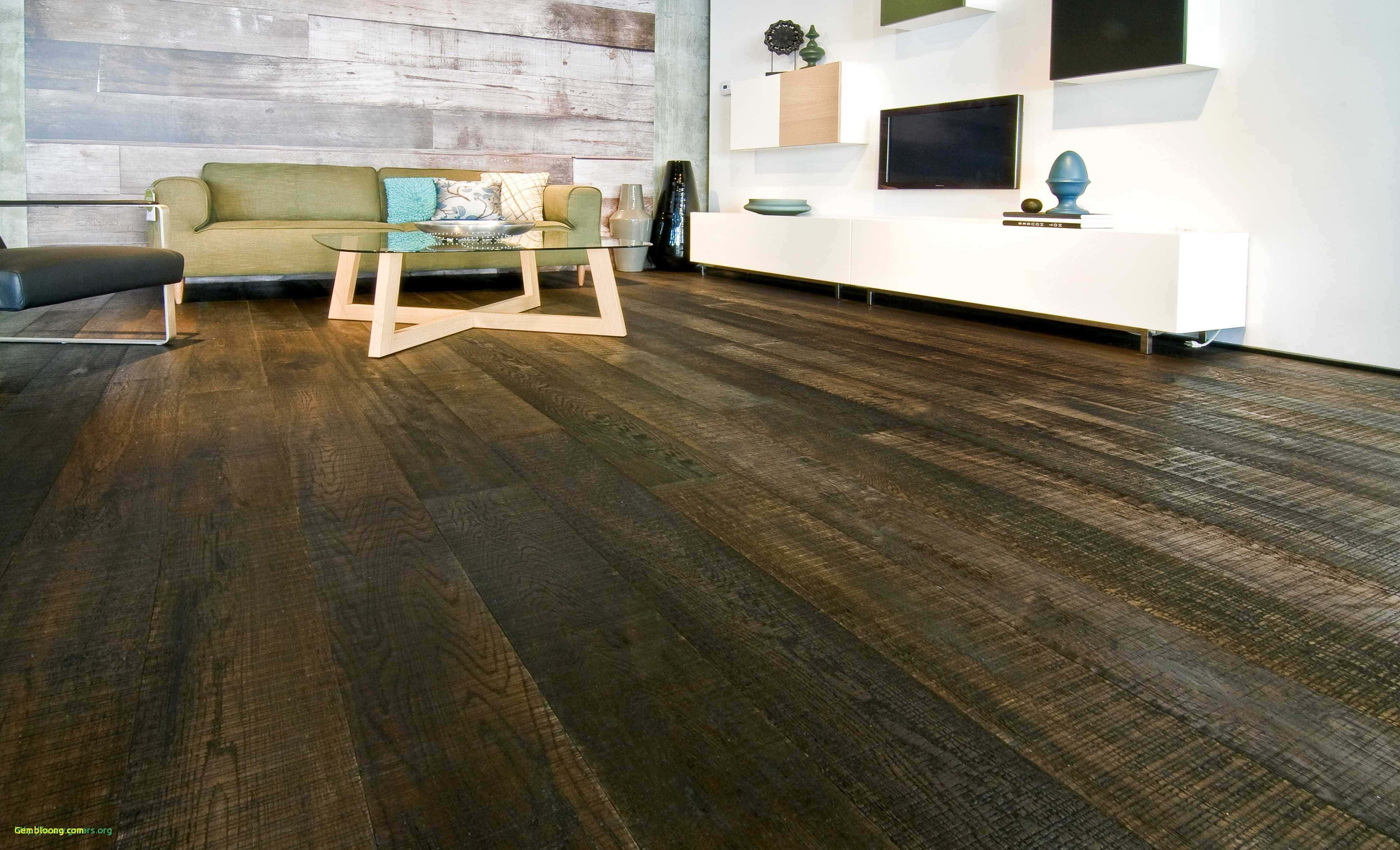 Wood Floor 桌布 壁紙 — 一個現代客廳，鋪有深色木地板、綠色沙發及白色簡約家具，在明亮日光下。
