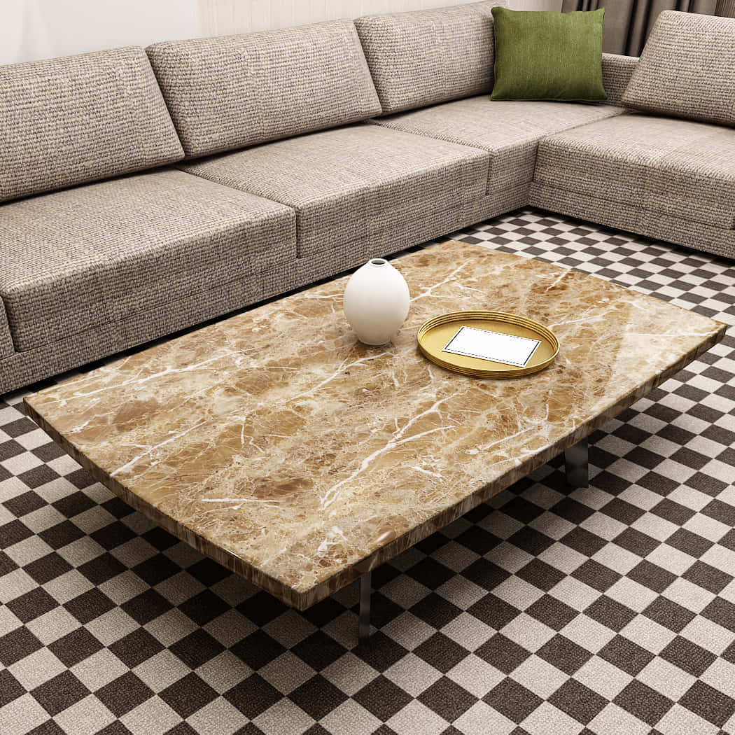 Brown Marble 桌布 壁紙 — 一個現代客廳設有米色紋理組合沙發，配以綠色靠墊，以及一張大理石咖啡桌，置於黑白棋盤格地板上。