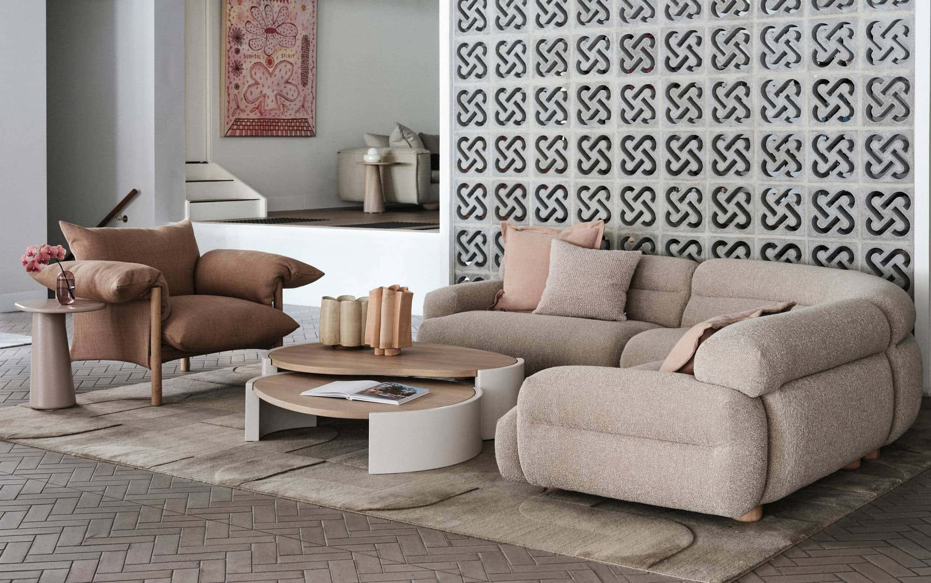 Living Room 桌布 壁紙 — 一個現代客廳設有米色組合沙發和棕色扶手椅，圍繞著人字形瓷磚地板上的弧形木咖啡桌佈置。