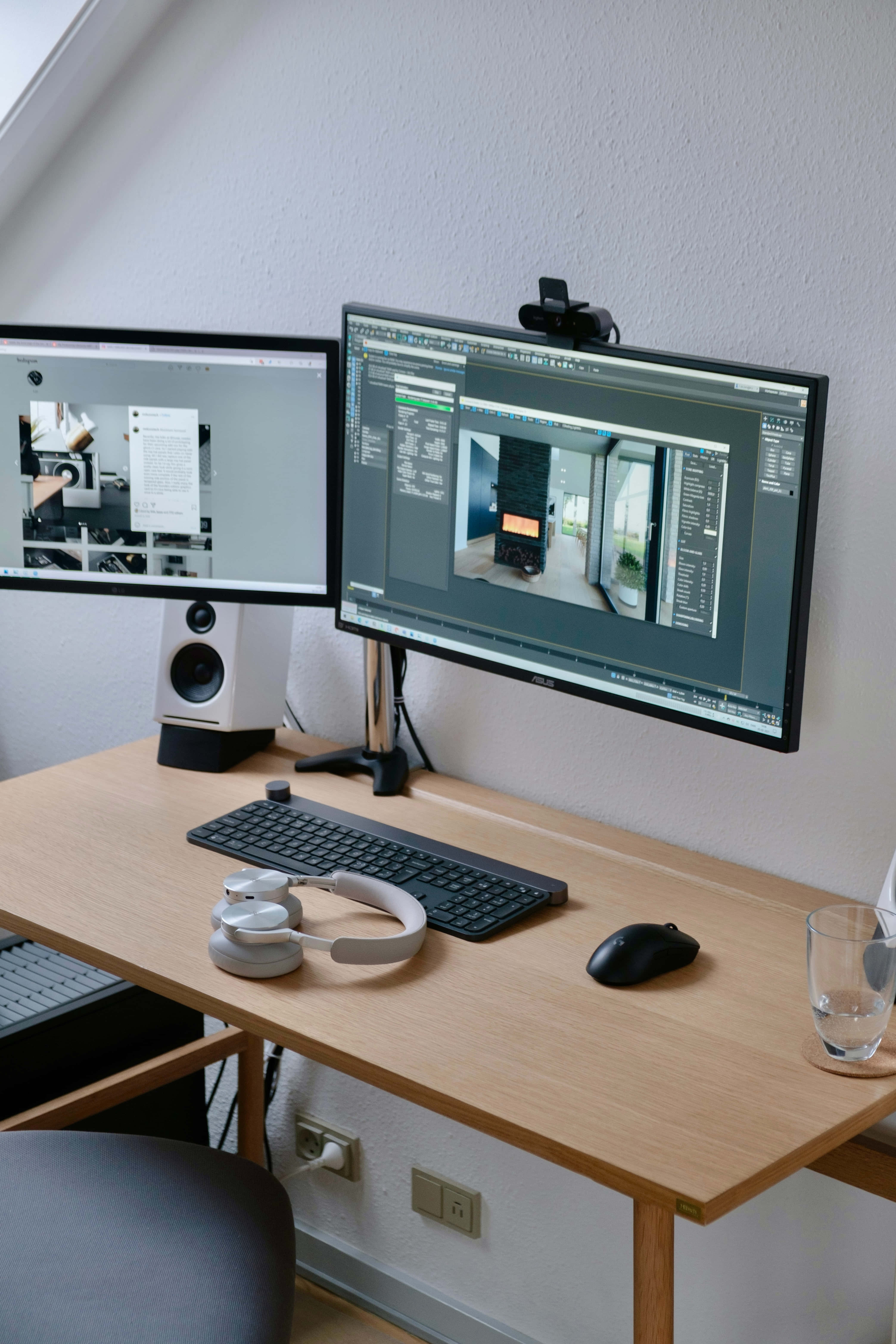 Monitor 桌布 壁紙 — 一個現代家居辦公桌，配備兩個顯示照片編輯軟體的顯示器和一個揚聲器耳機。