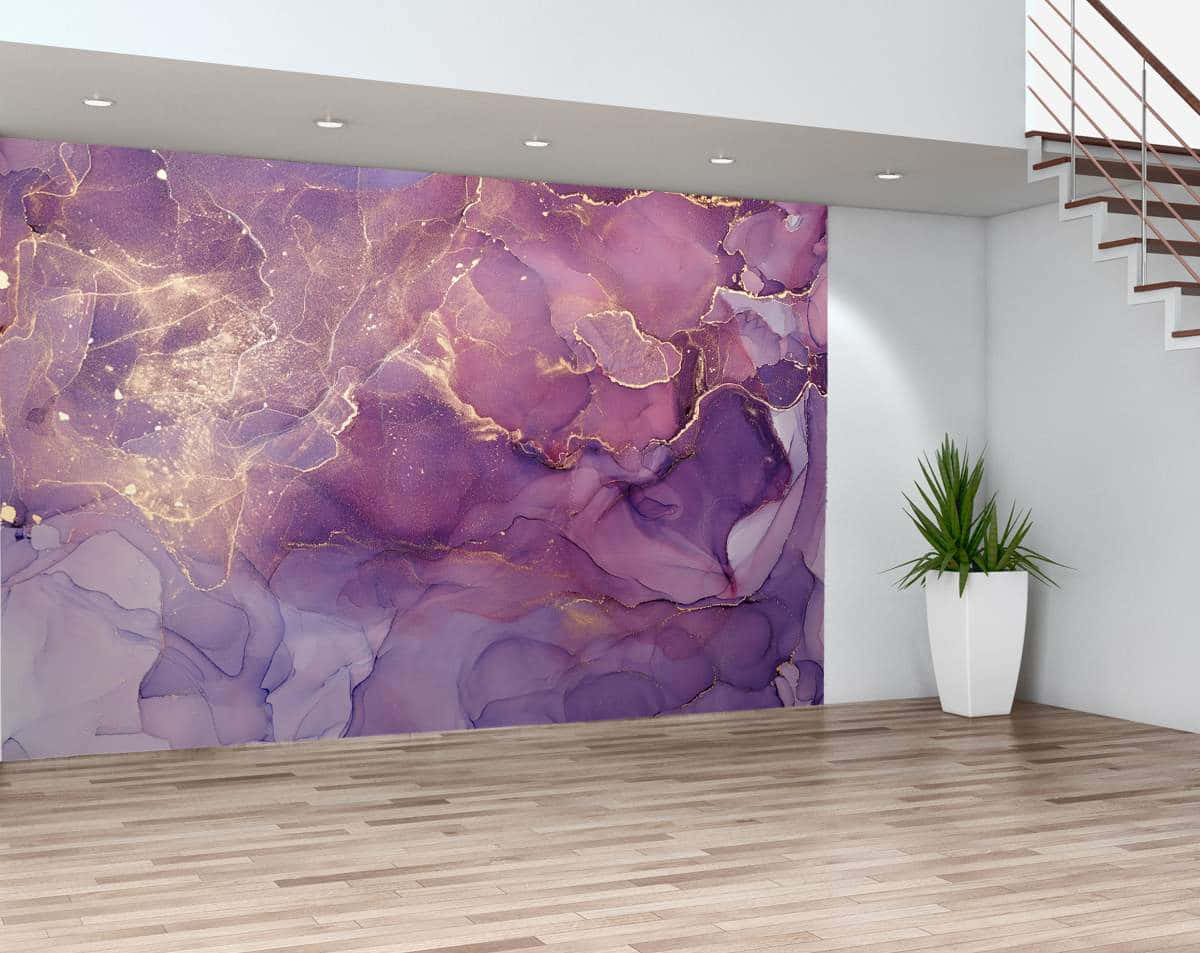 Purple Marble 桌布 壁紙 — 一個現代房間以大型紫色和金色抽象大理石壁紙為特色，帶有發光的紋理，配以木地板、白色牆壁和樓梯。