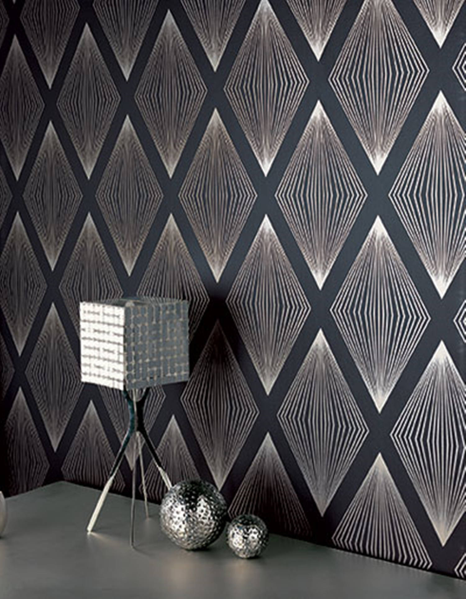 Interior Design 桌布 壁紙 — 一個現代房間設有深色牆壁，配以幾何菱形圖案壁紙和金屬裝飾，包括一個立方體燈和迪斯科球。
