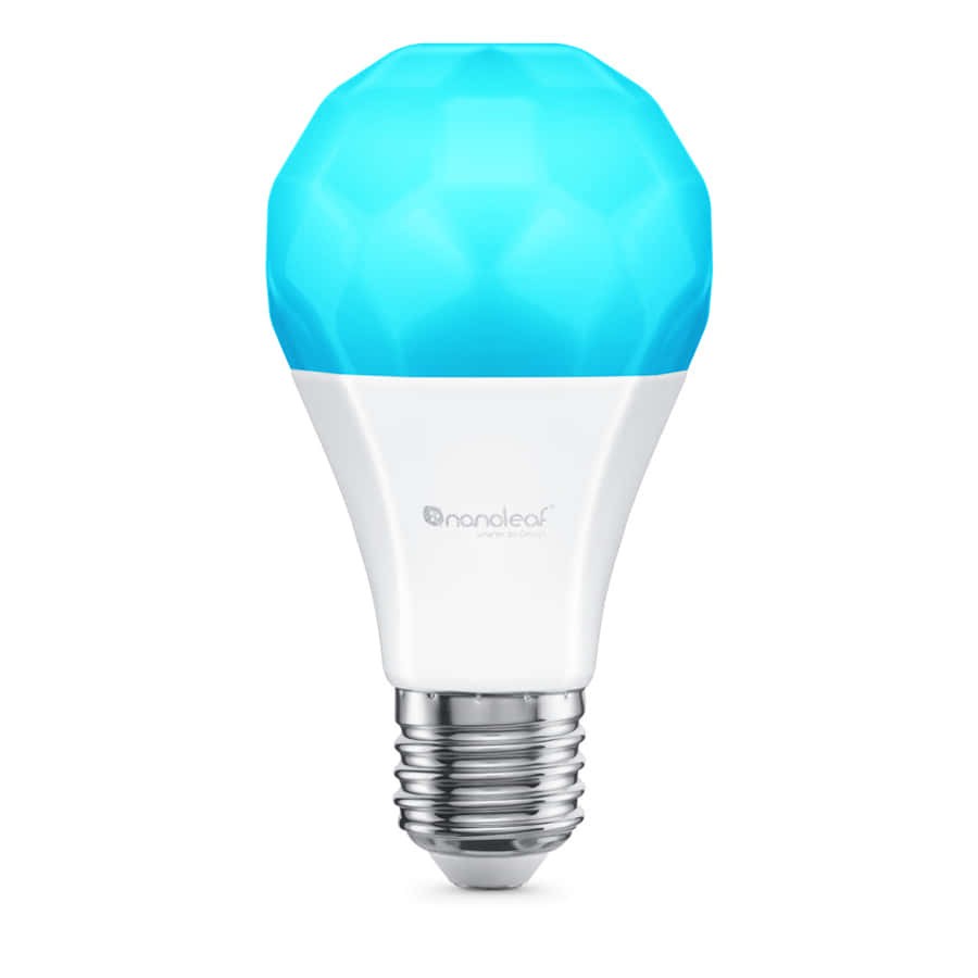 Blue Light 桌布 壁紙 — 一個現代智能燈泡，帶有刻面藍色頂部和白色底座，置於潔白背景上。
